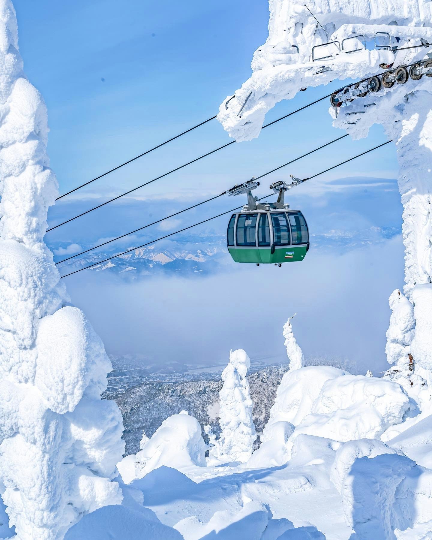 蔵王の雪山を行くロープウェイのゴンドラのある雪のゲート