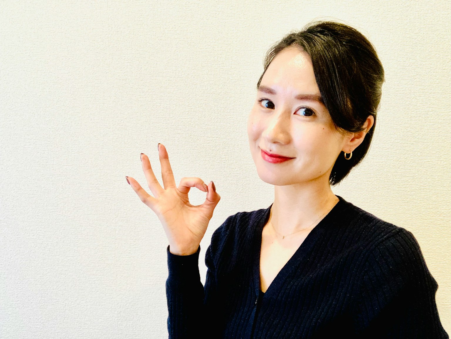 女性微笑並做出OK手勢