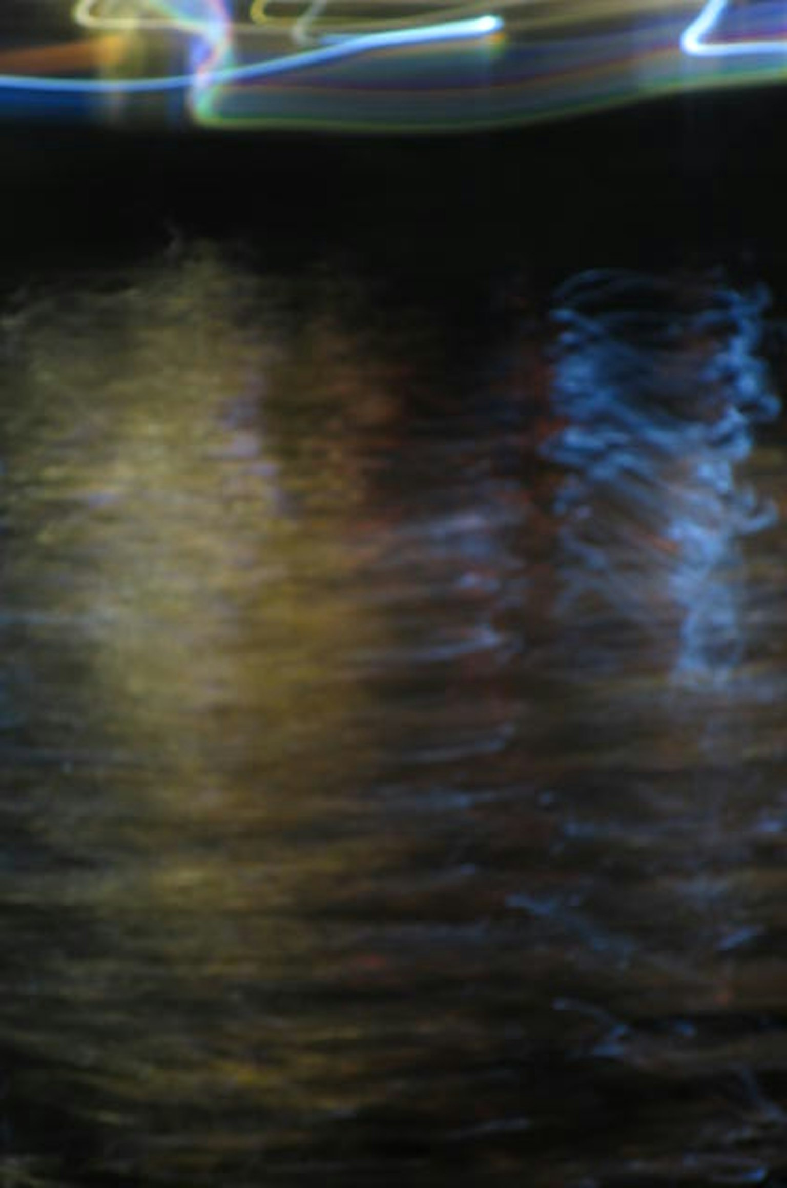 Riflessi di luce e colori sulla superficie dell'acqua