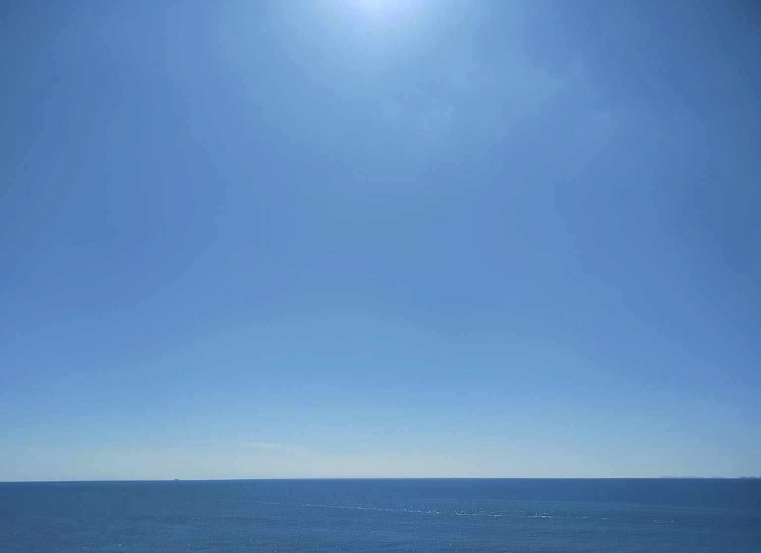 晴朗的蓝天和宁静的海洋