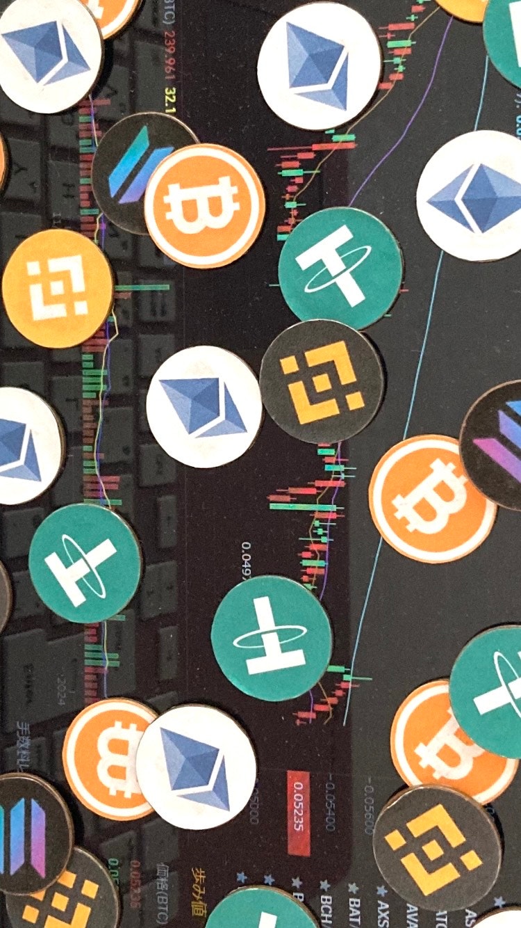 ikon-ikon mata uang kripto yang tumpang tindih pada latar digital