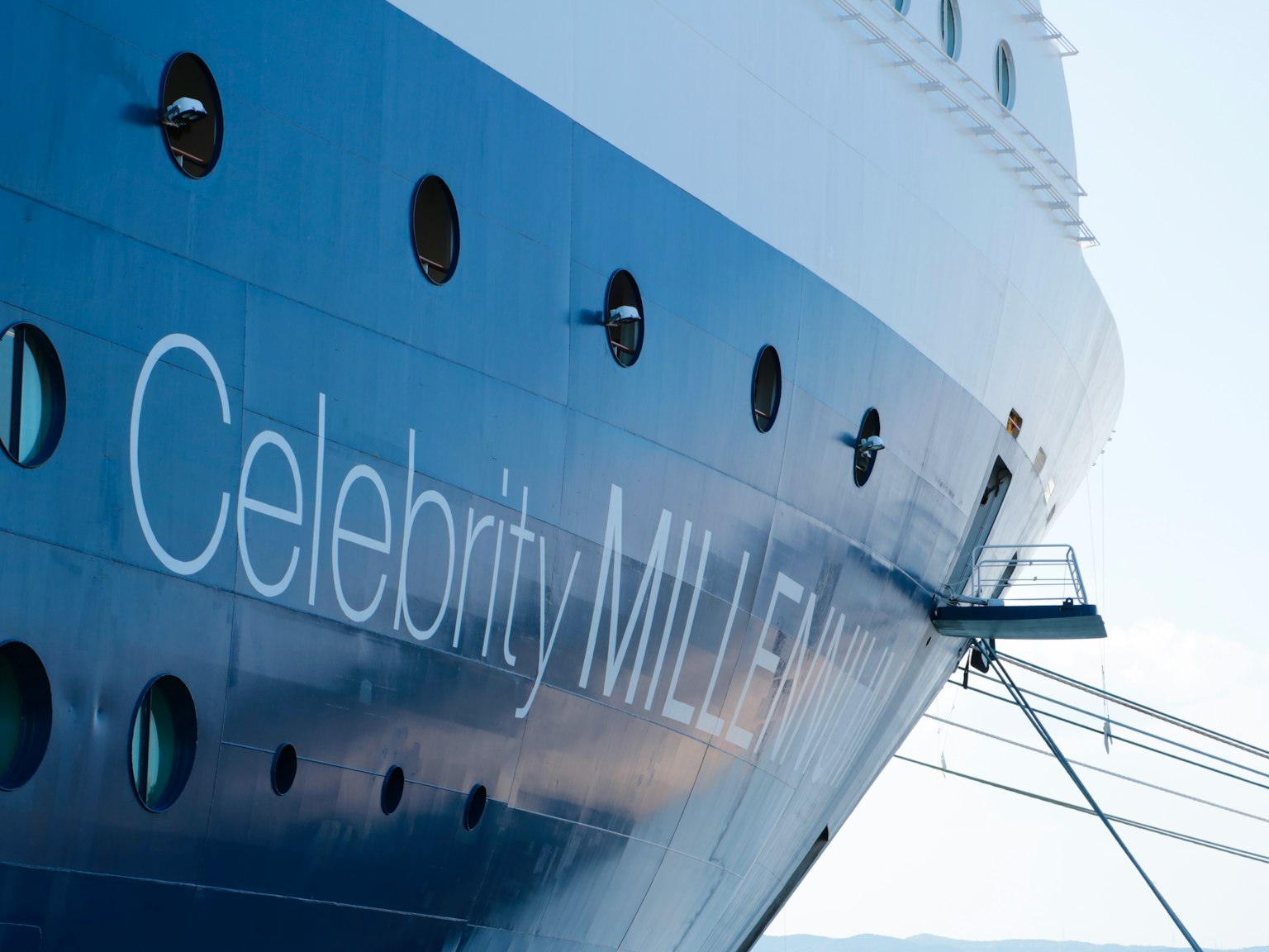 Primer plano del barco de crucero Celebrity Millennium con casco azul