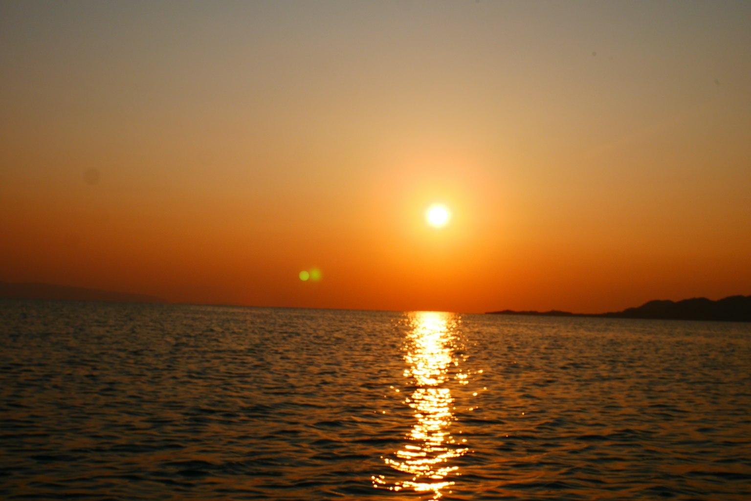 海上日落與橙色天空
