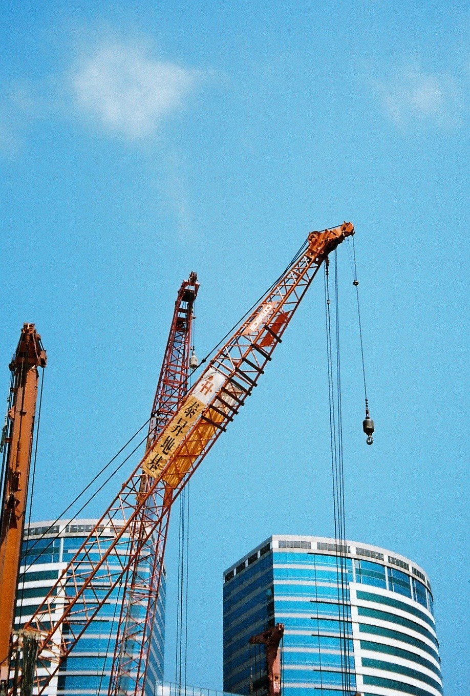 Baukräne vor klarem blauem Himmel