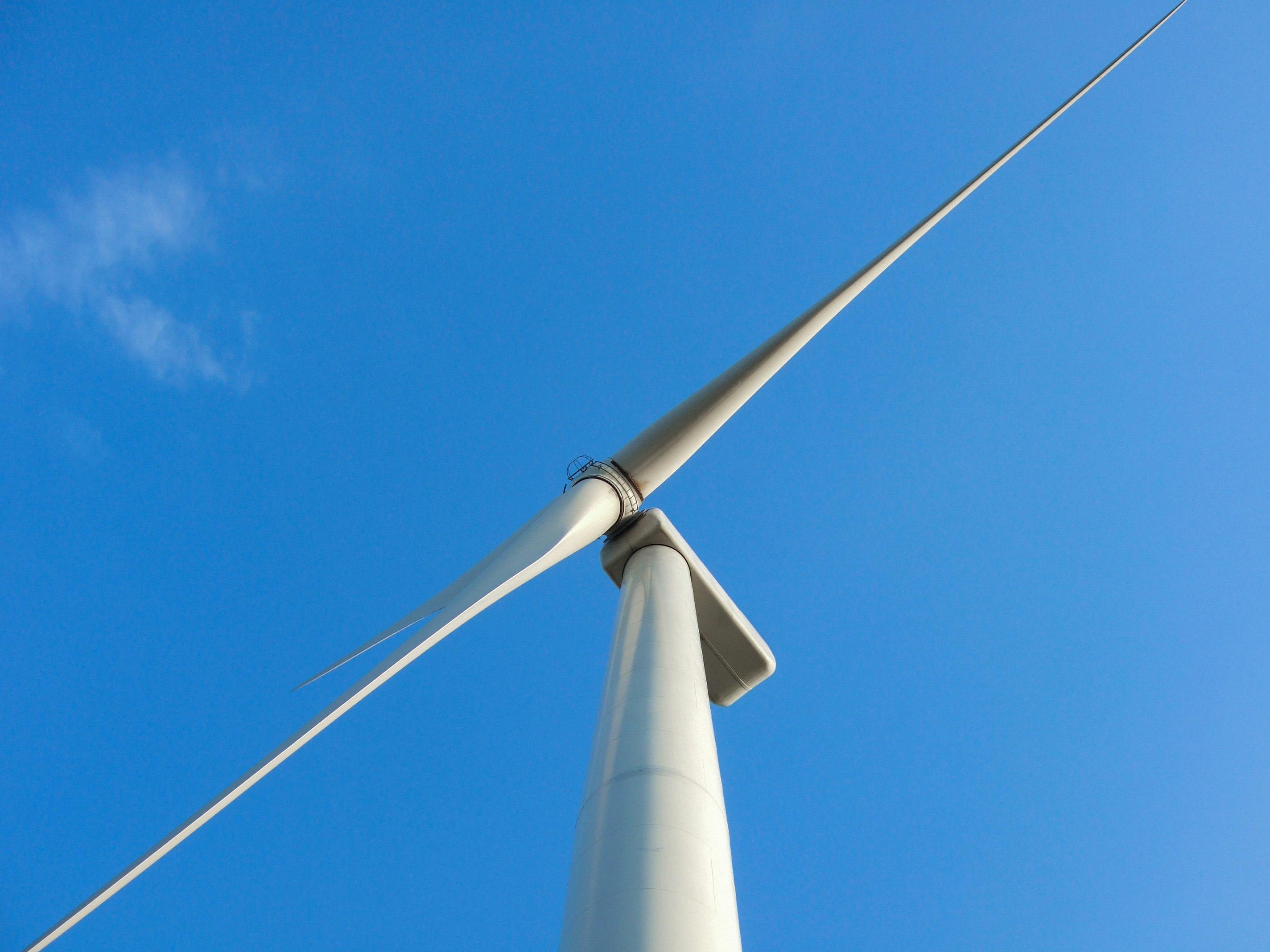 藍天背景下的風力發電機