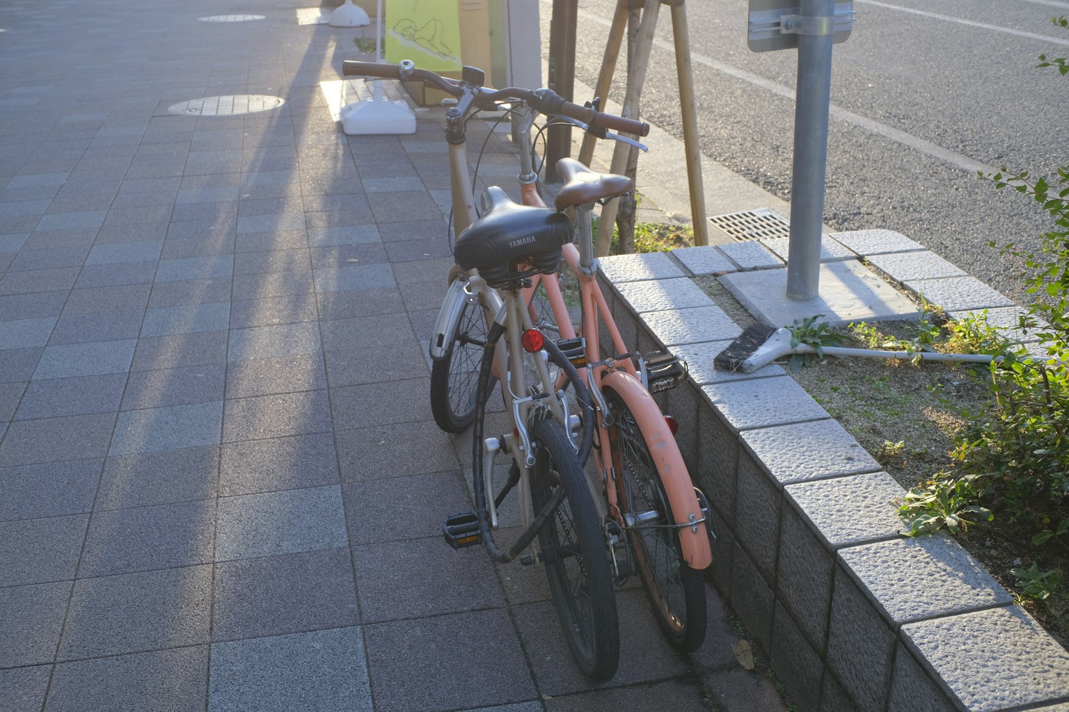 Bicicletas aparcadas en la acera con luz de la mañana