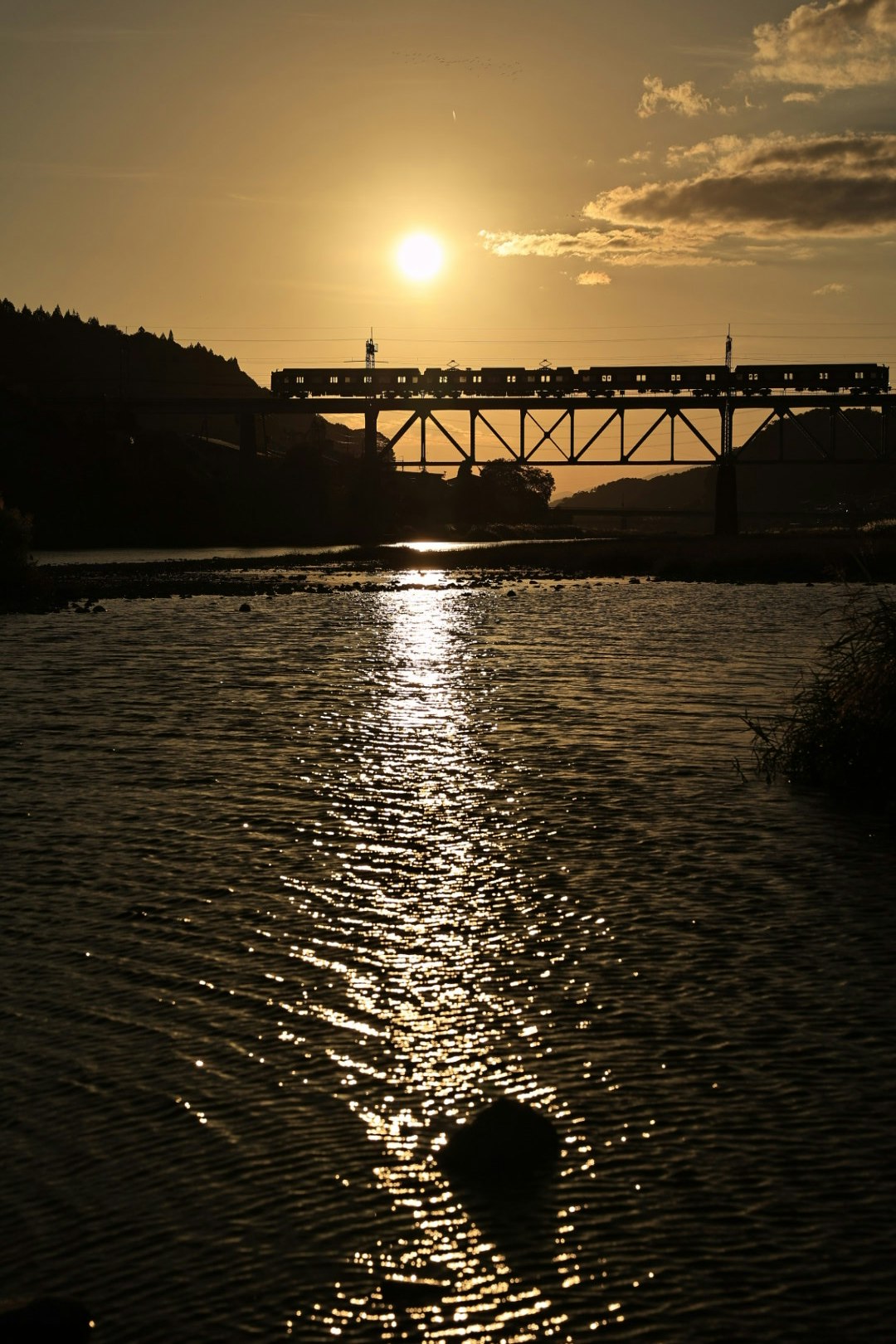 吉野川夕阳与水面倒映的桥梁剪影
