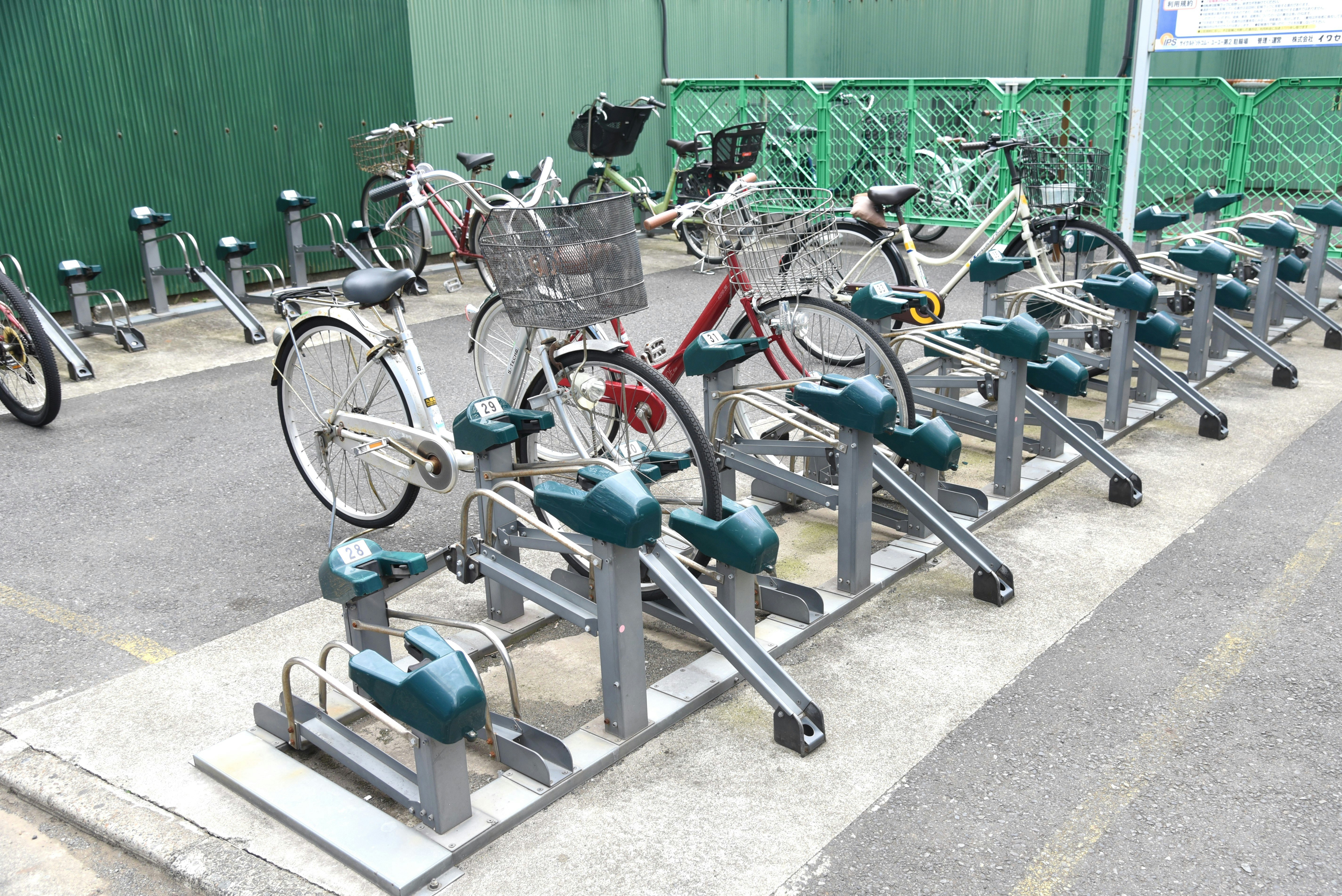 駐輪場に並ぶ自転車の列