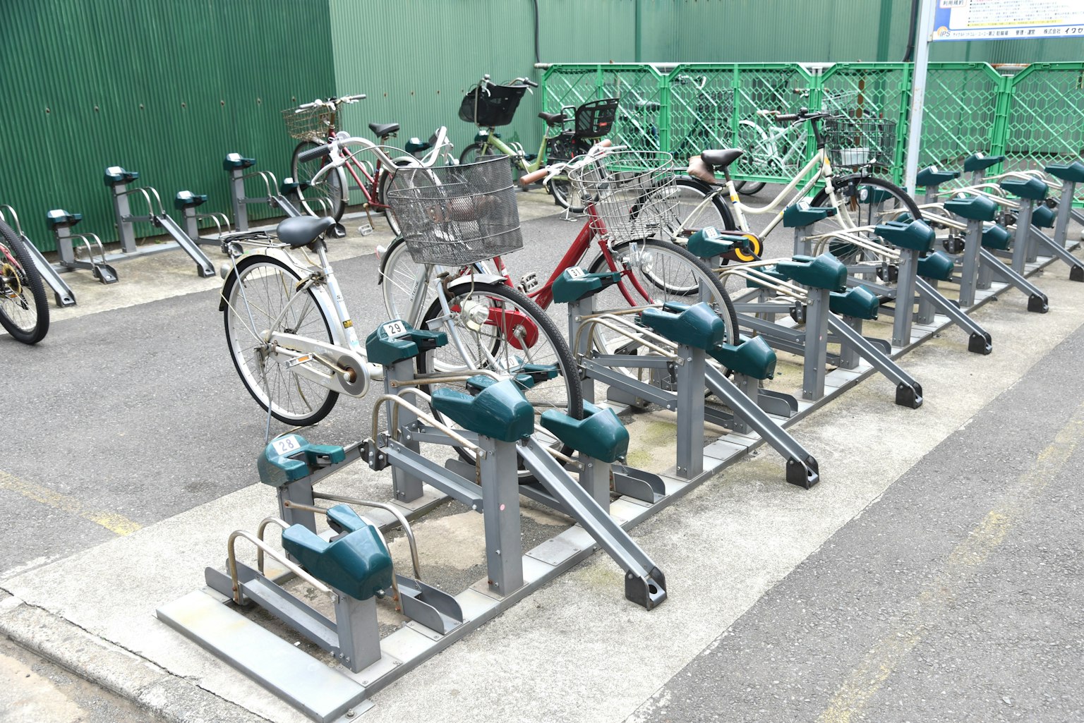 Zona de aparcamiento de bicicletas con bicicletas aparcadas y soportes para bicicletas