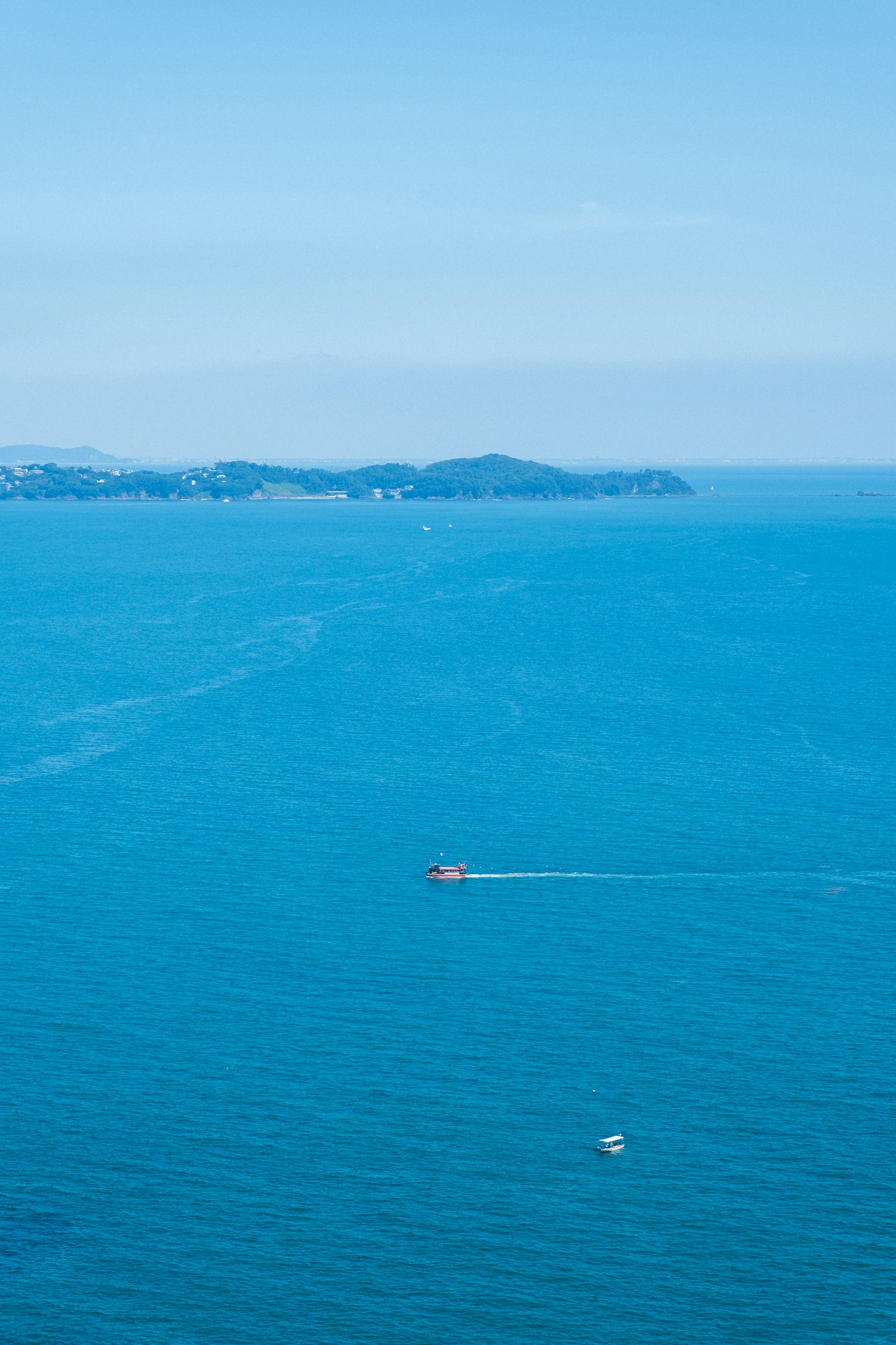 Vista panoramica di un oceano blu con una piccola barca