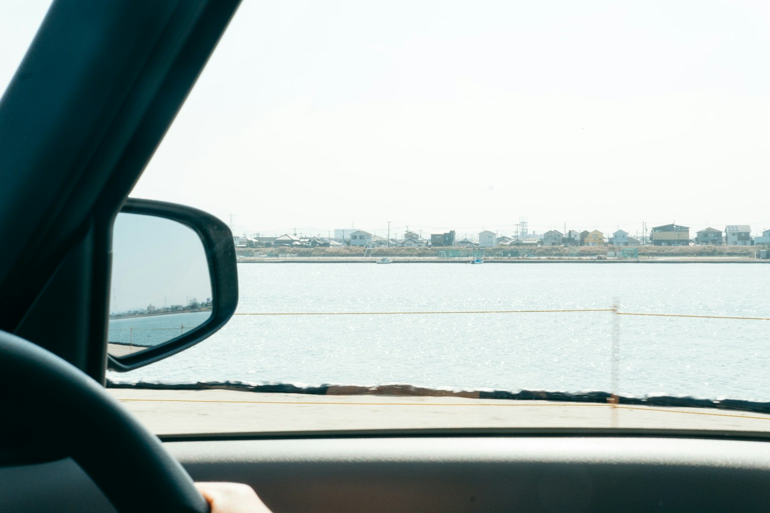 Pemandangan laut dan pemandangan kota dari jendela mobil