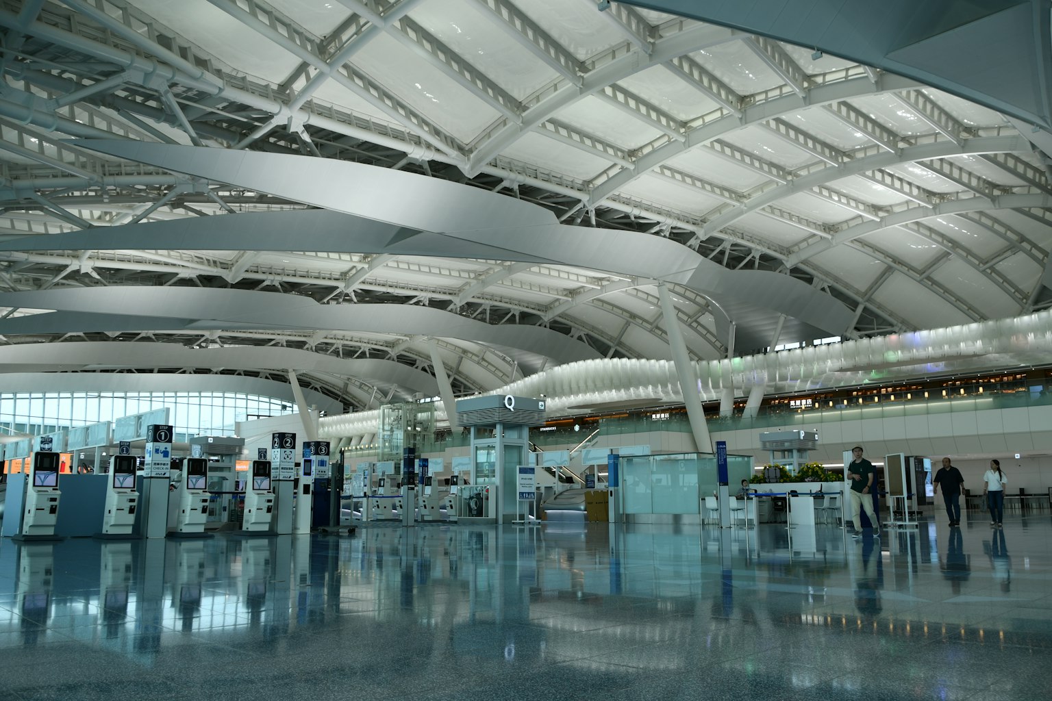 Intérieur spacieux de l'aéroport avec un éclairage lumineux