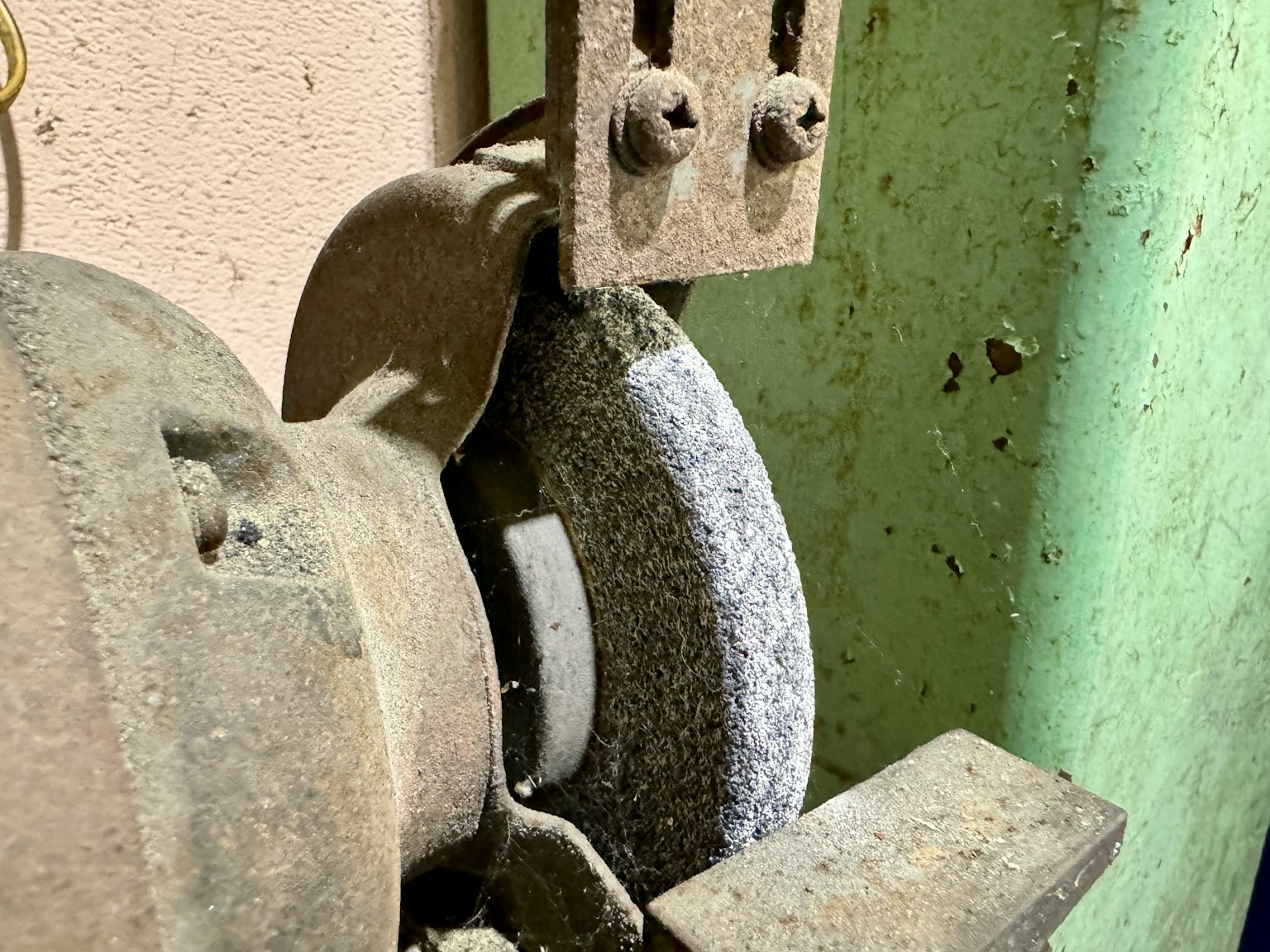 Nahaufnahme einer alten Schleifmaschine mit Staubansammlung