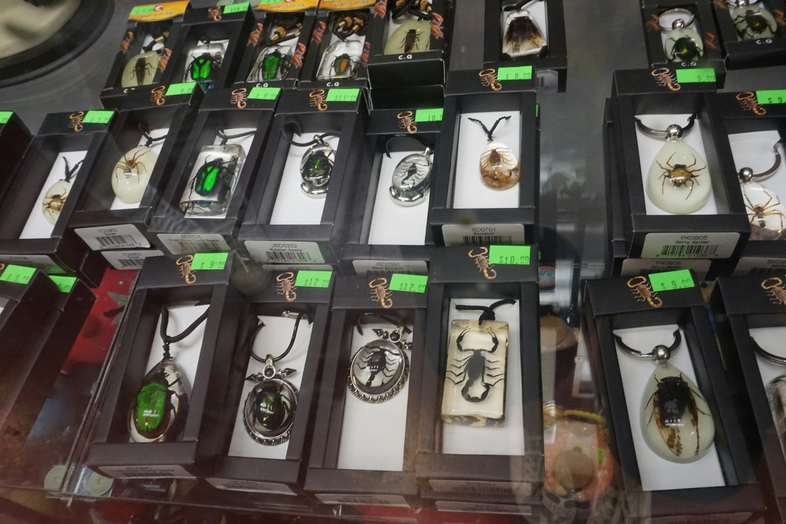 Esposizione di vari pendenti in una vetrina
