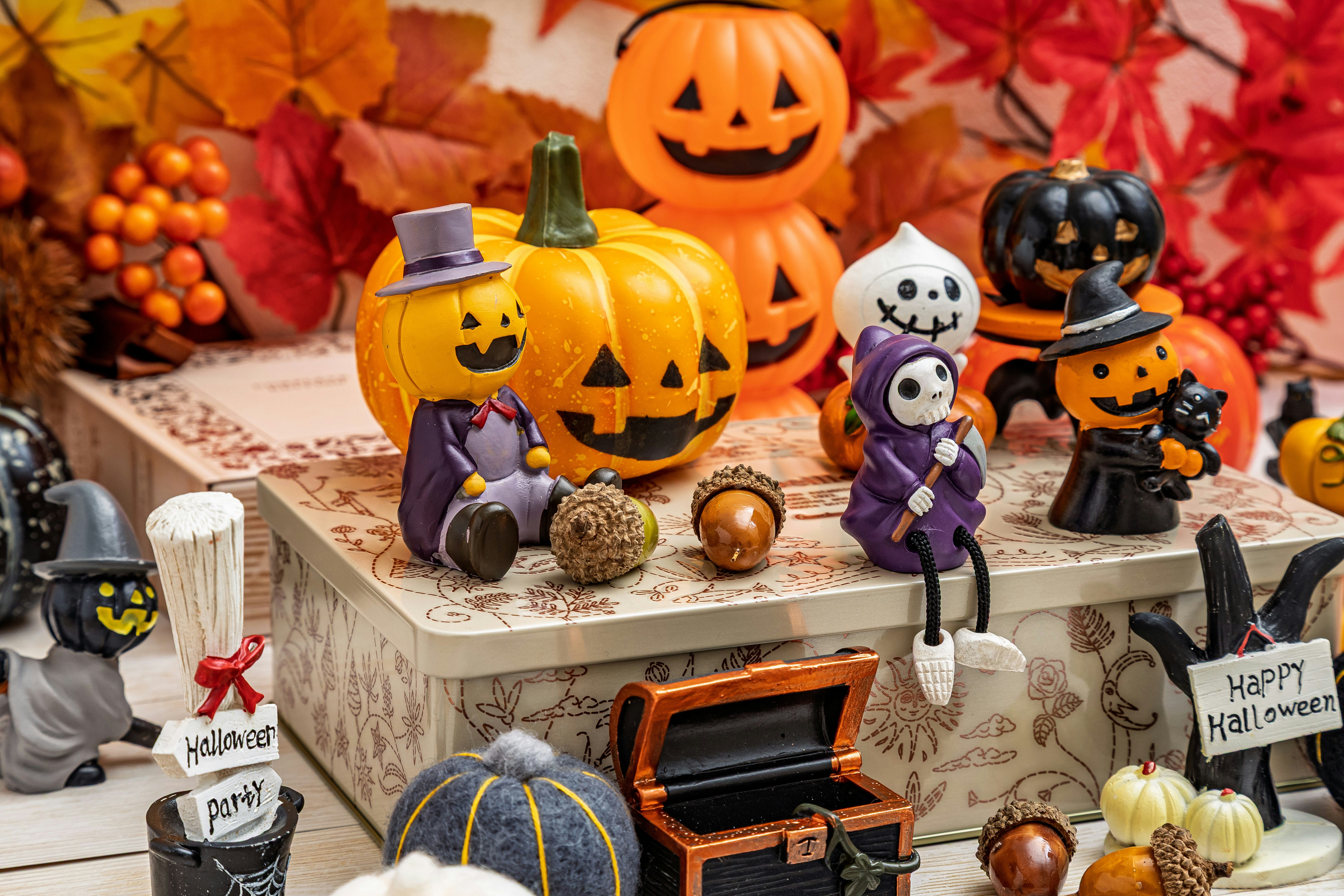 Trang trí Halloween đầy màu sắc với bí ngô và các nhân vật kỳ quặc được sắp xếp trên một màn hình