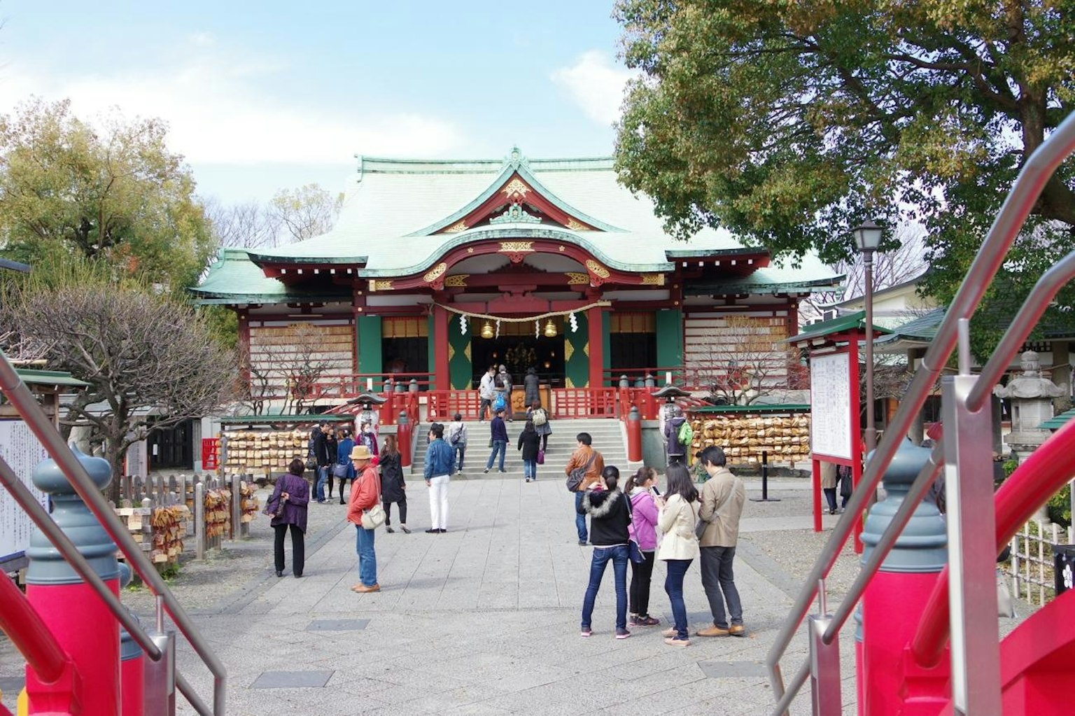 红桥前的神社及游客的景象