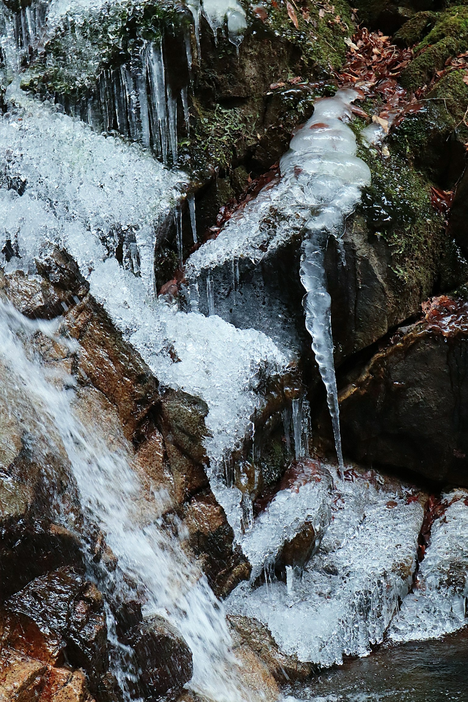 Primo piano di una cascata ghiacciata con rocce congelate