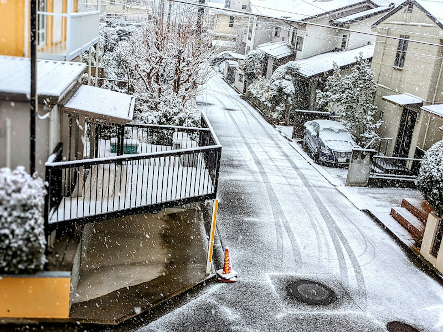 下雪的住宅区安静街道