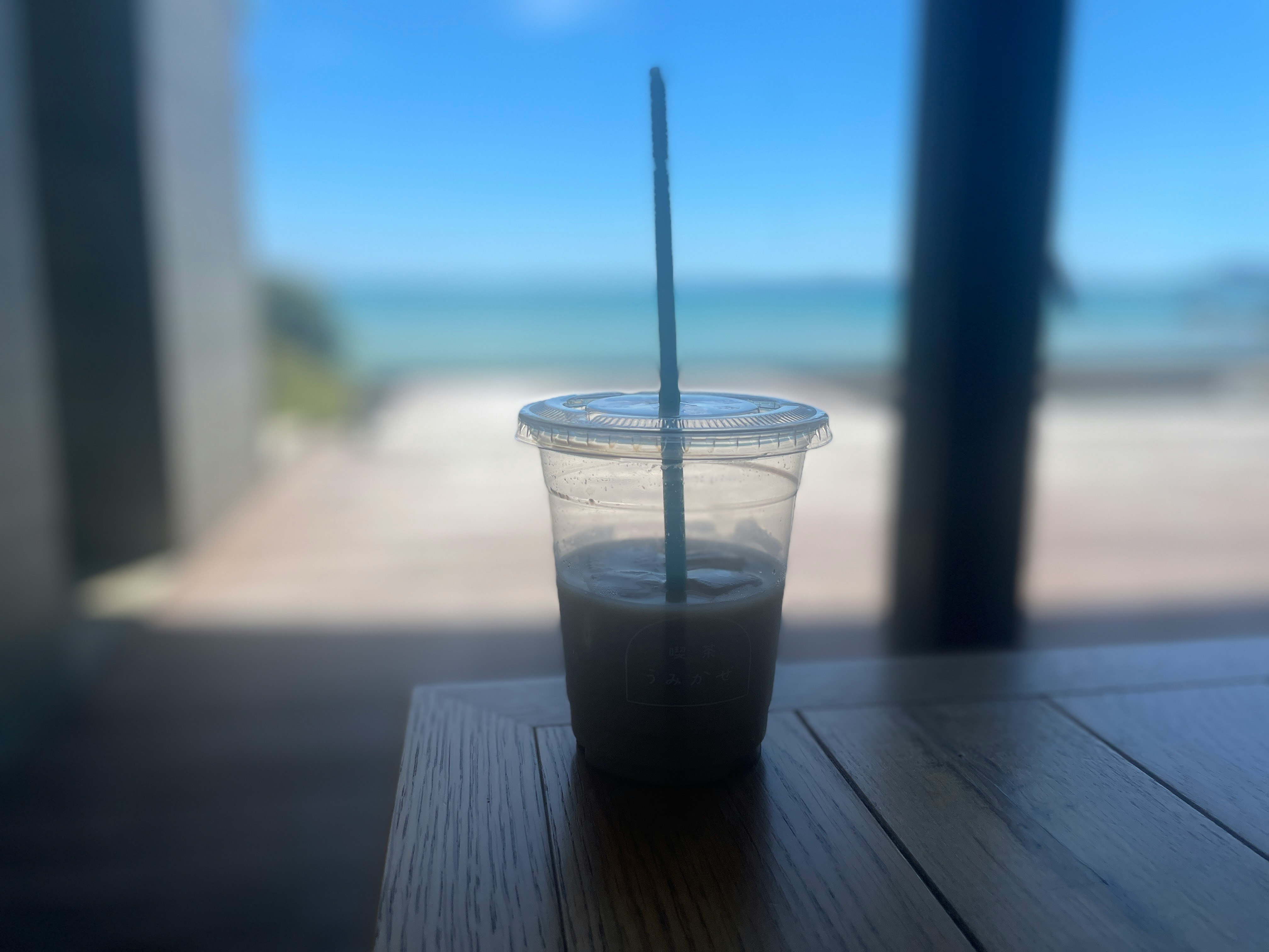 海を望むテラスで飲み物のグラス