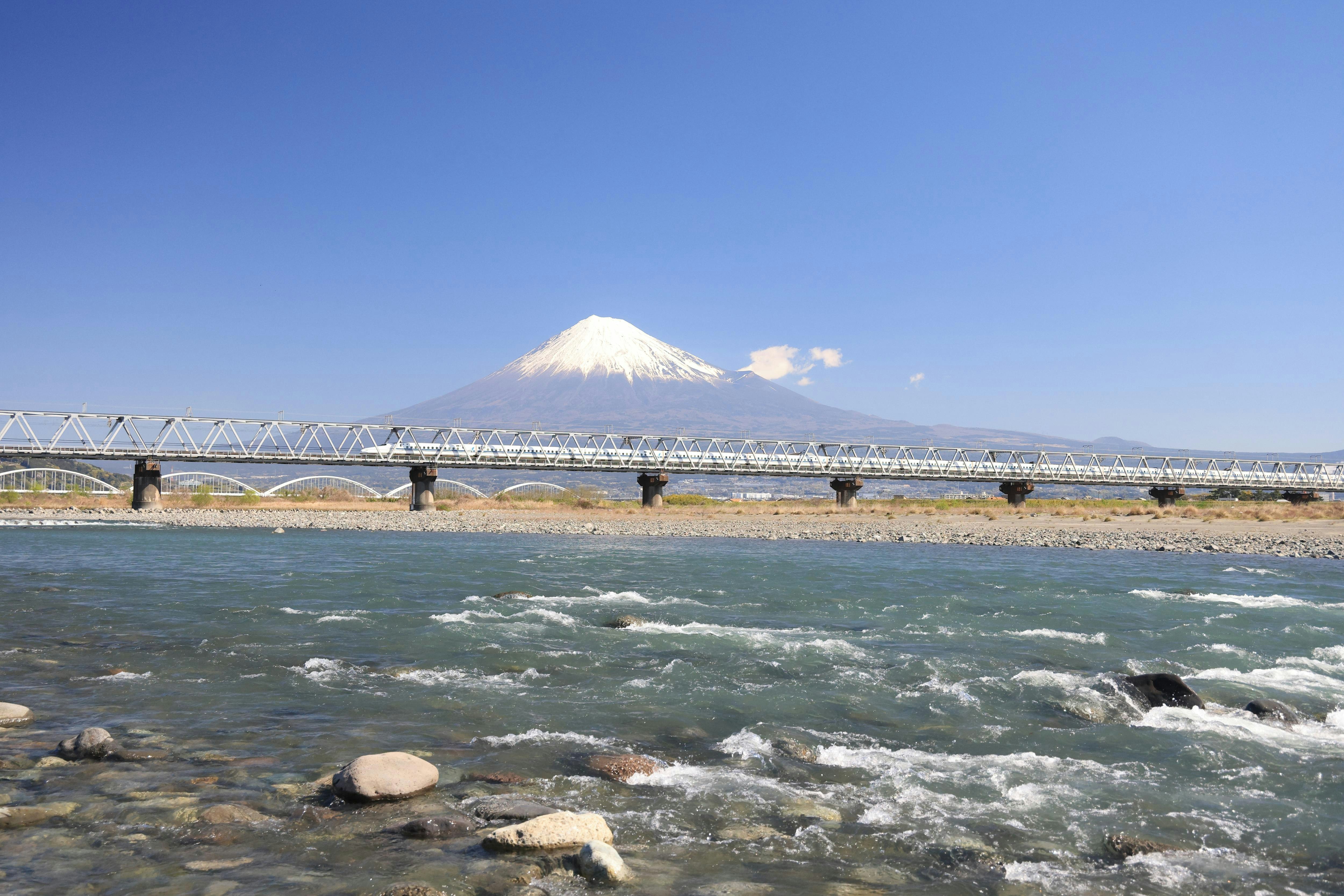 Train Shinkansen passant sur la rivière Fuji avec le mont Fuji en arrière-plan