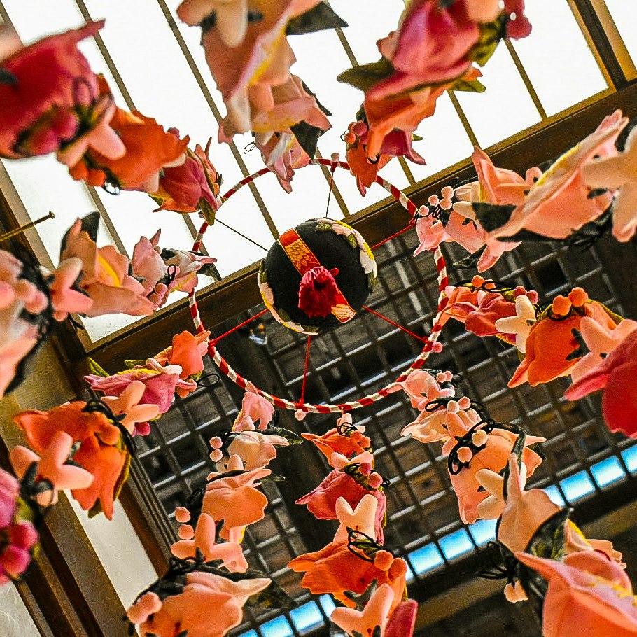 Décorations de pétales de fleurs colorées suspendues à l’intérieur près du plafond