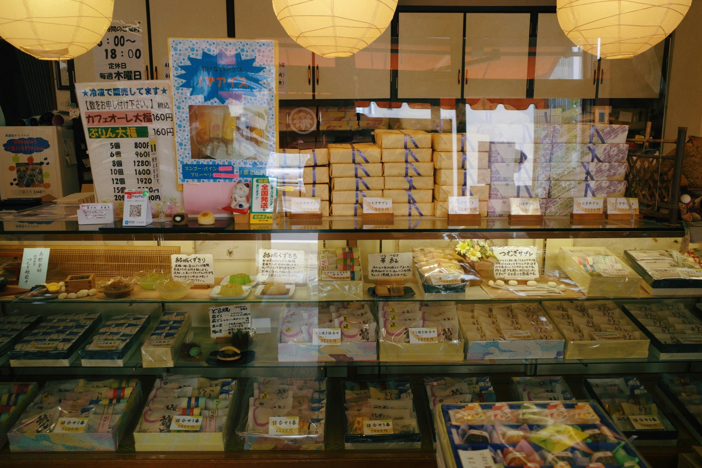 ショーケース越しに並ぶ焼き菓子やパンの陳列