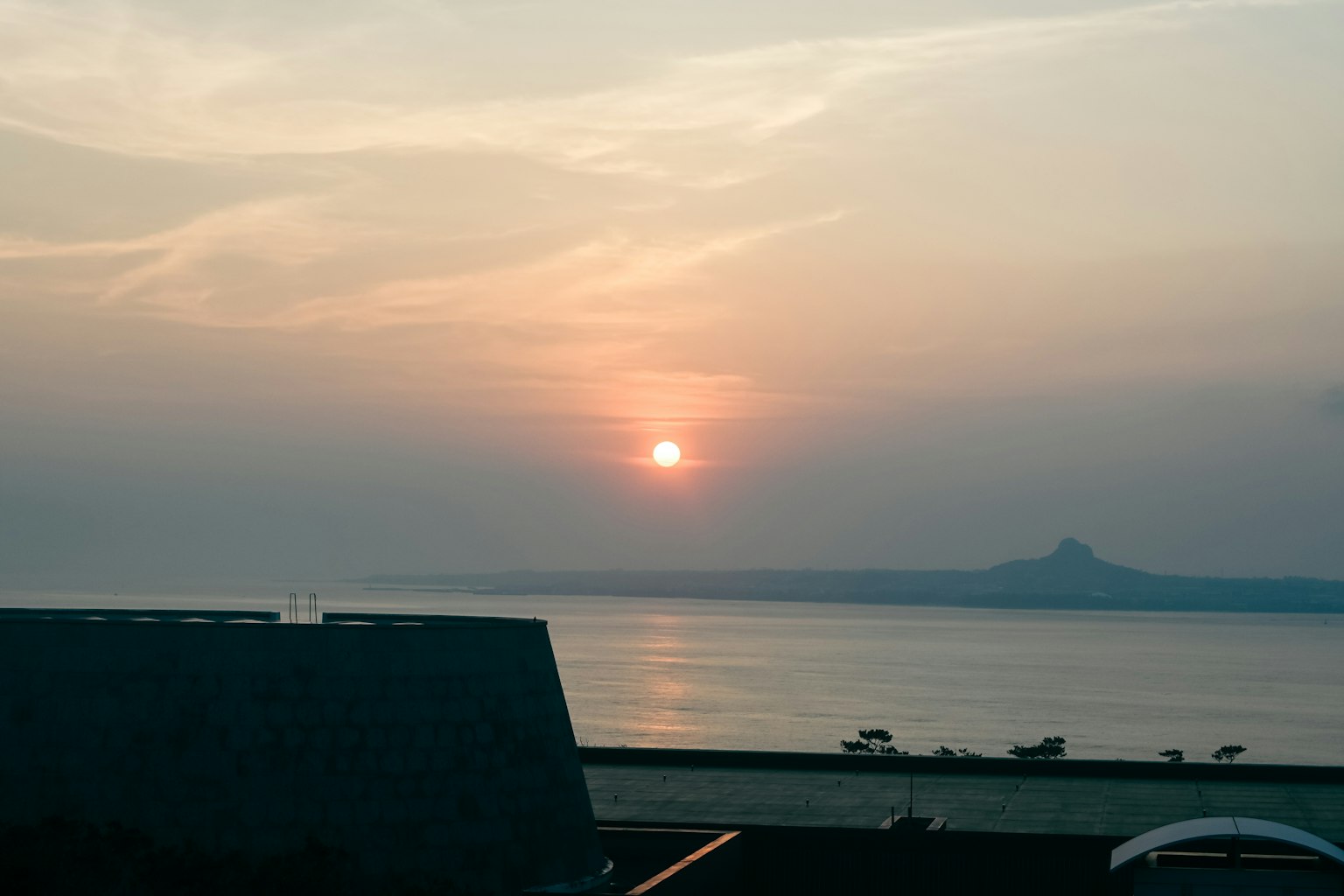 Bellissimo tramonto sull'oceano con nuvole calme