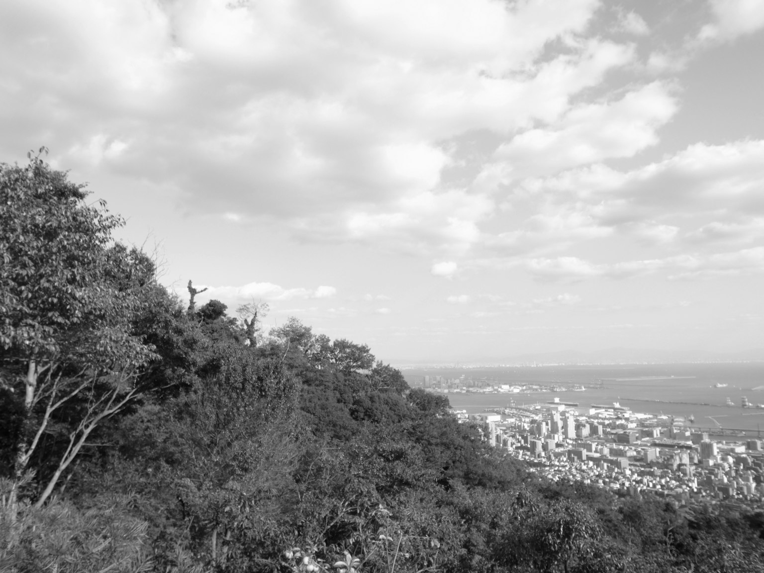 Vue d'une ville depuis le sommet d'une montagne avec des nuages