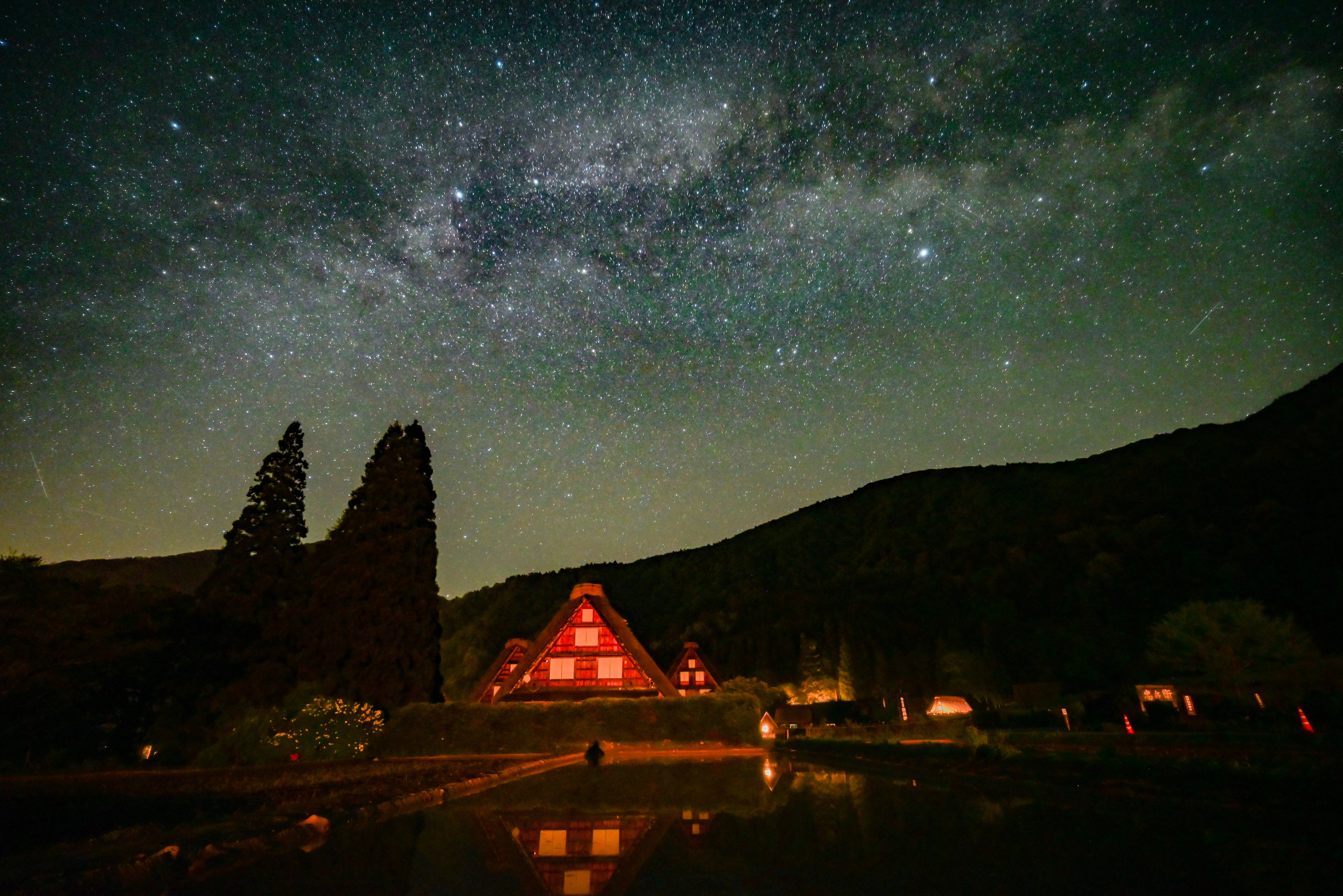 白川郷の合掌造り集落で見上げる天の川の夜空