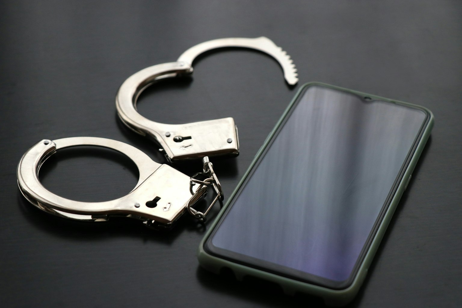 Borgol dan smartphone diletakkan di atas latar belakang hitam