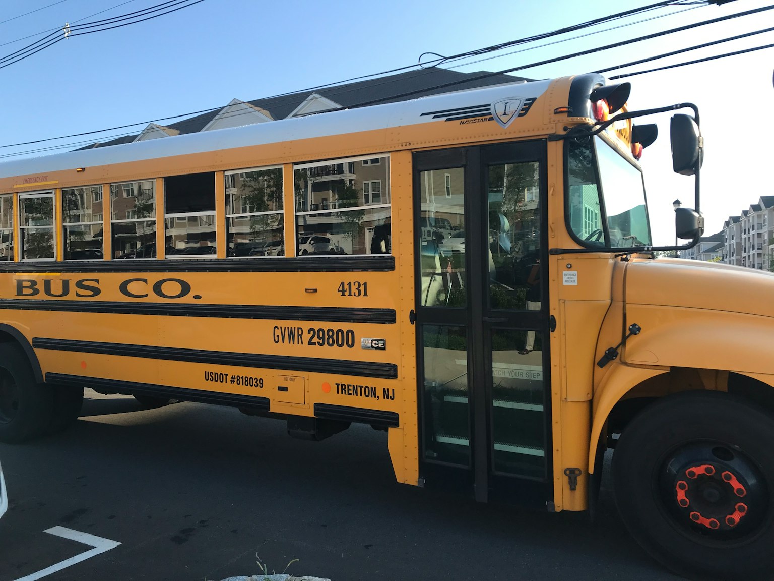 停在街上的黄色校车