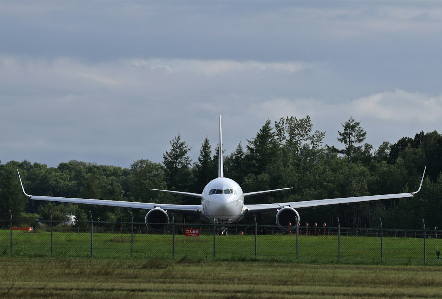 Vista frontale di un aereo passeggeri bianco sulla pista