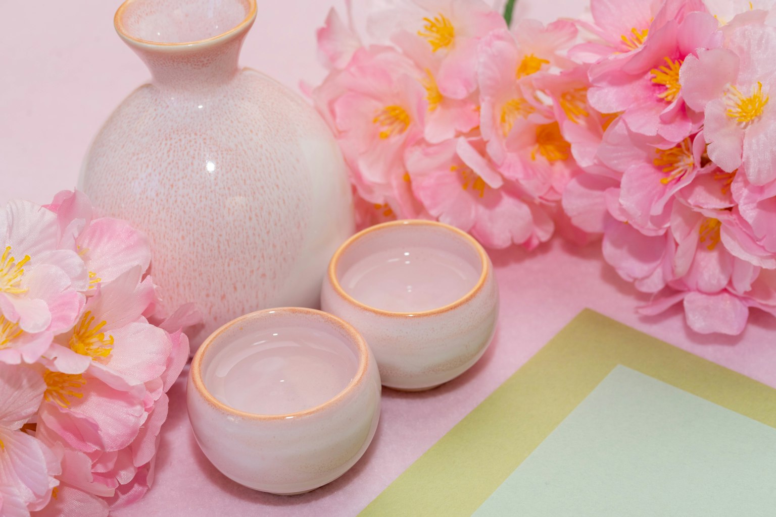 Bố trí bàn đẹp với hoa hồng và chậu gốm