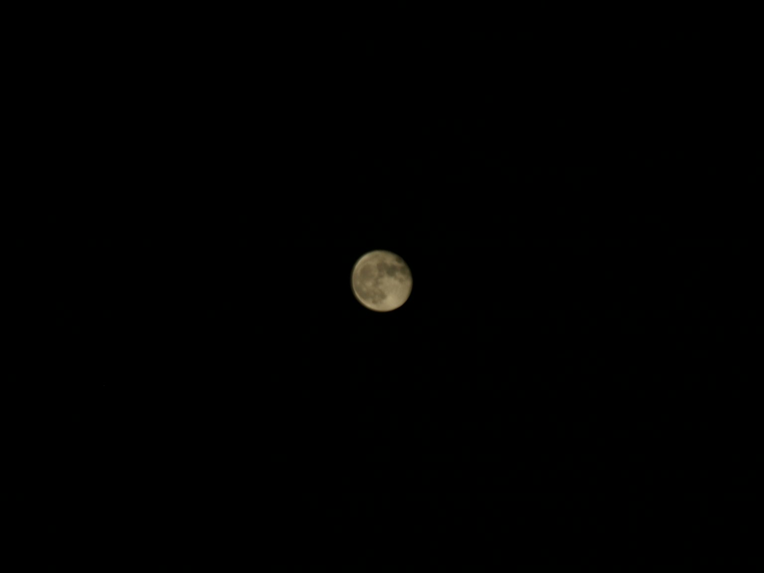Acercamiento de la luna sobre un fondo oscuro