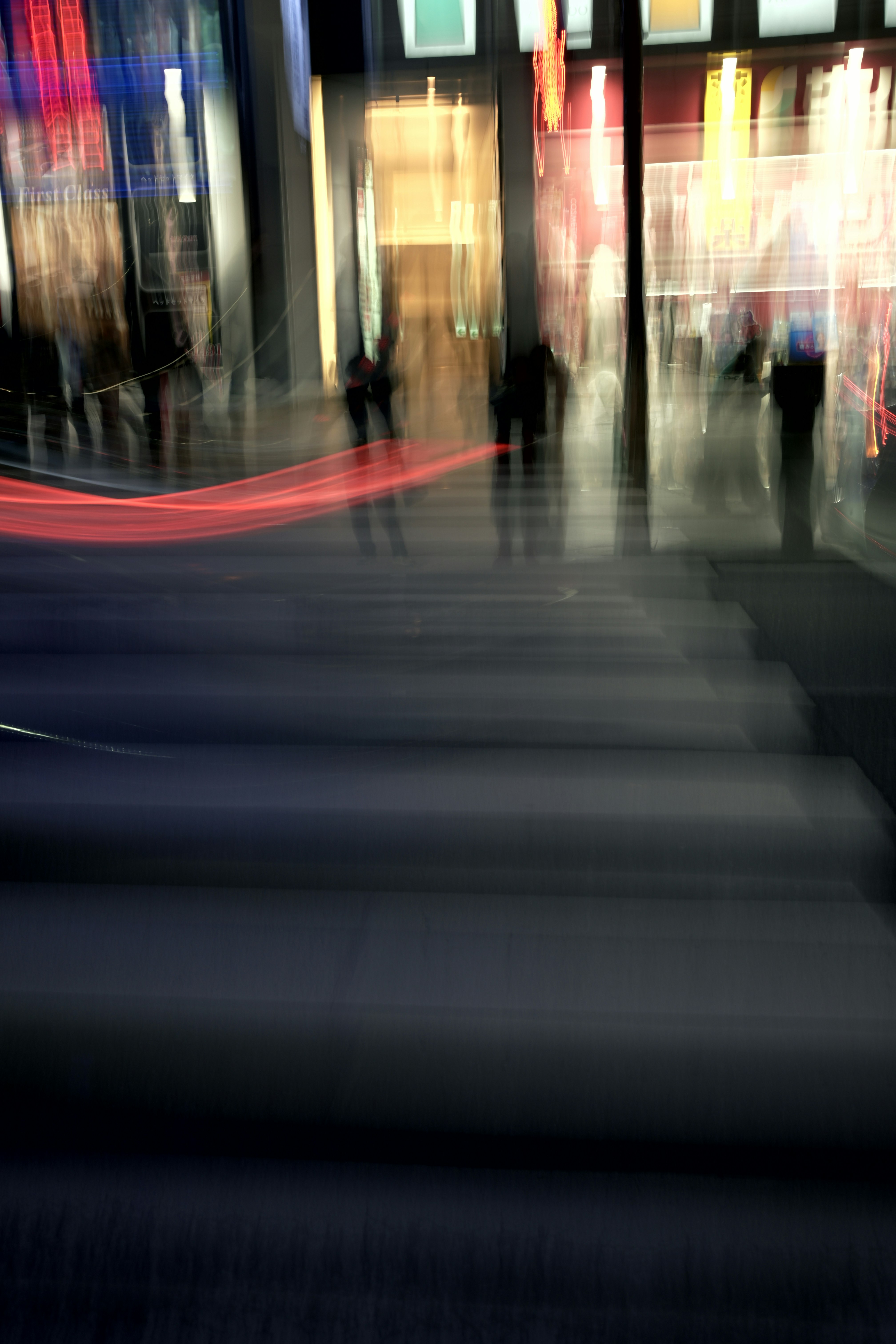 orang-orang dengan motion blur di lorong dalam ruangan pada malam hari