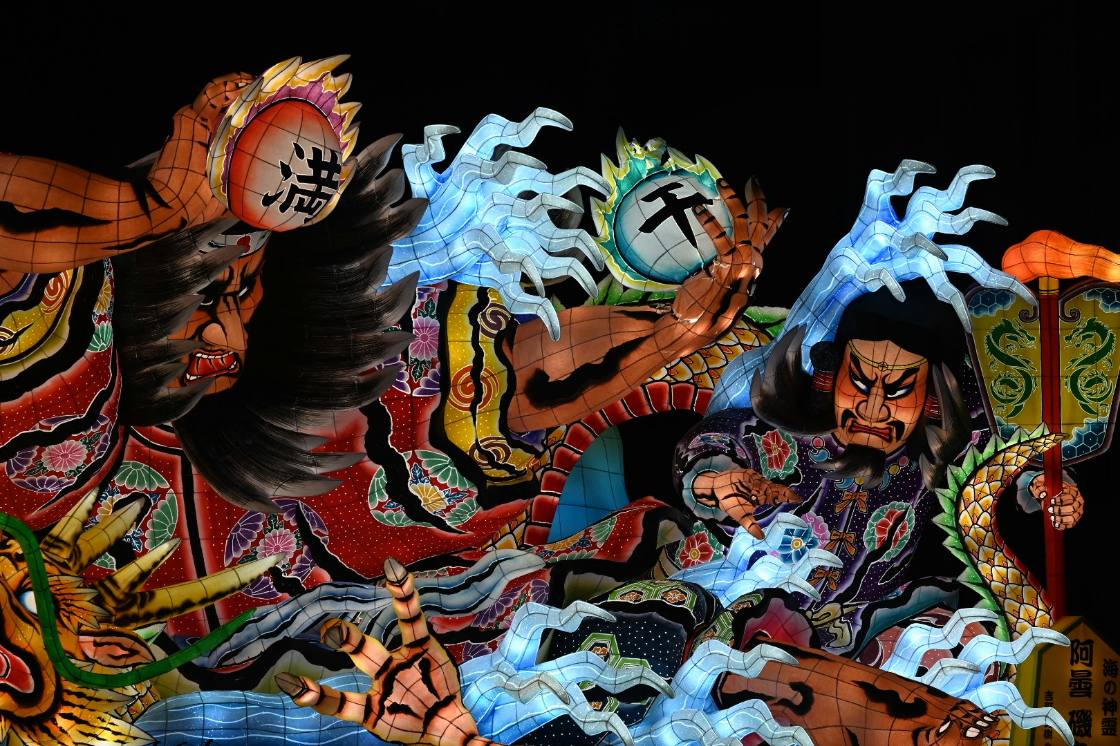 色鮮やかな龍の彫刻が並ぶ祭りの舞台のような光景