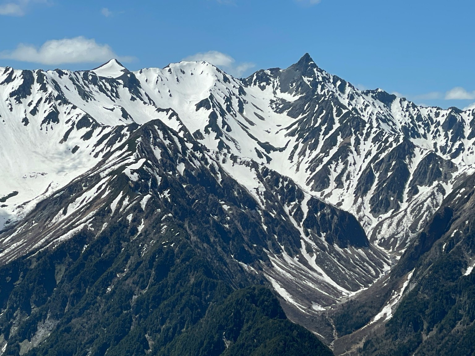 雪覆盖的山脉风景与崎岖的山峰