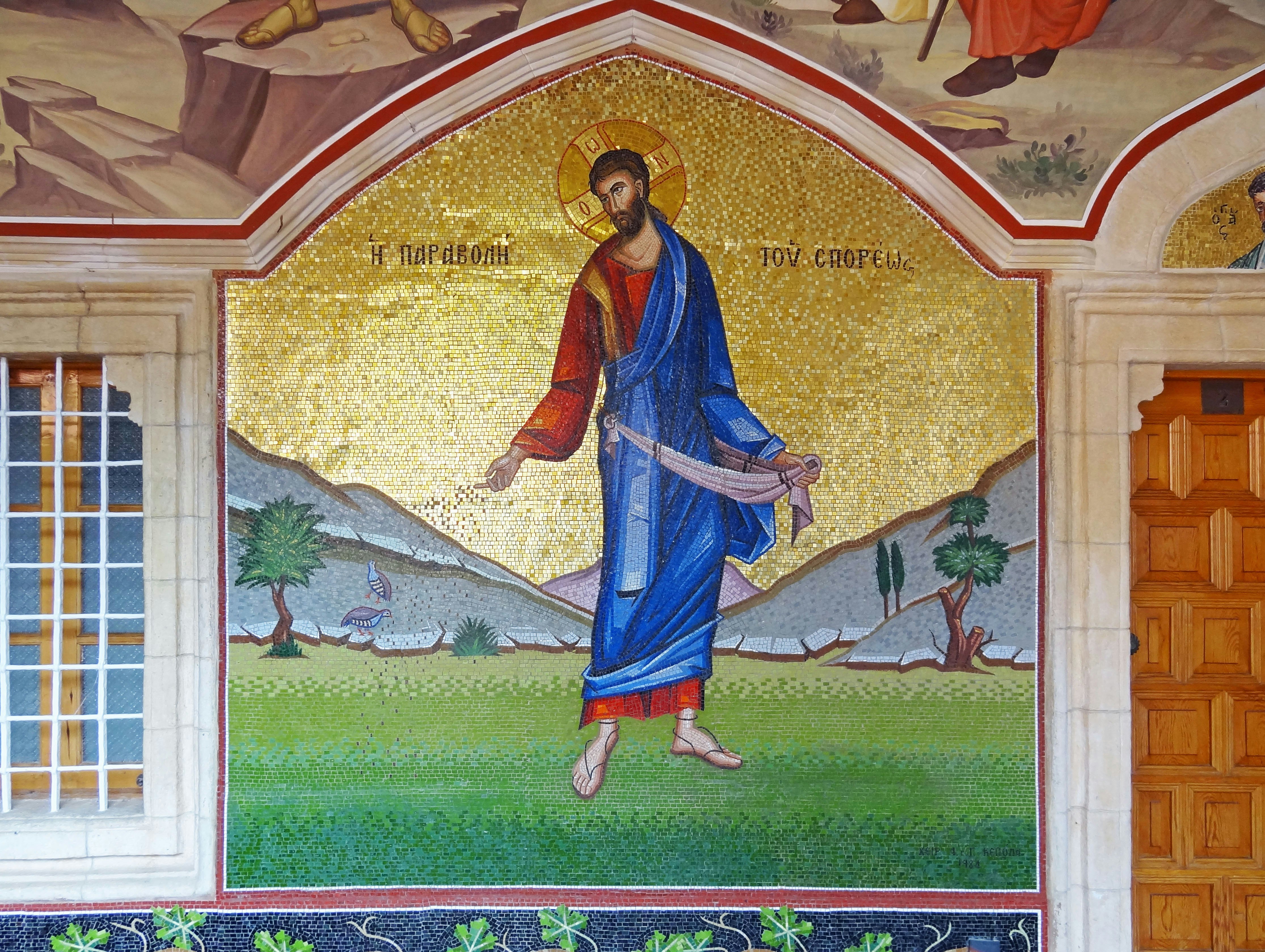 mosaïque murale dans une arcade représentant un saint