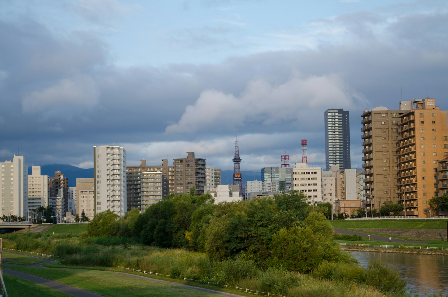 城市天際線，具有高樓大廈和河流景觀