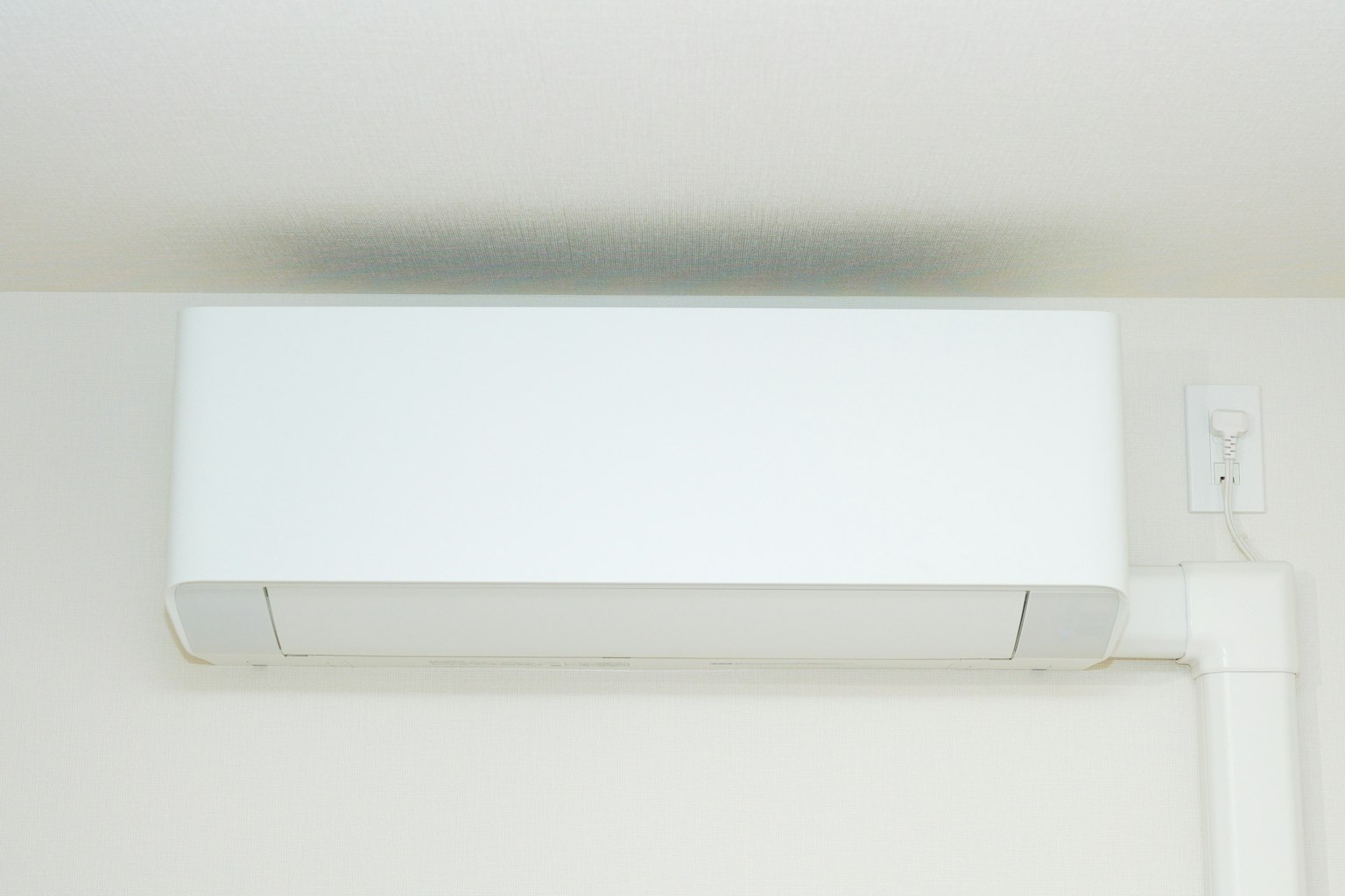 Un climatiseur blanc monté au plafond