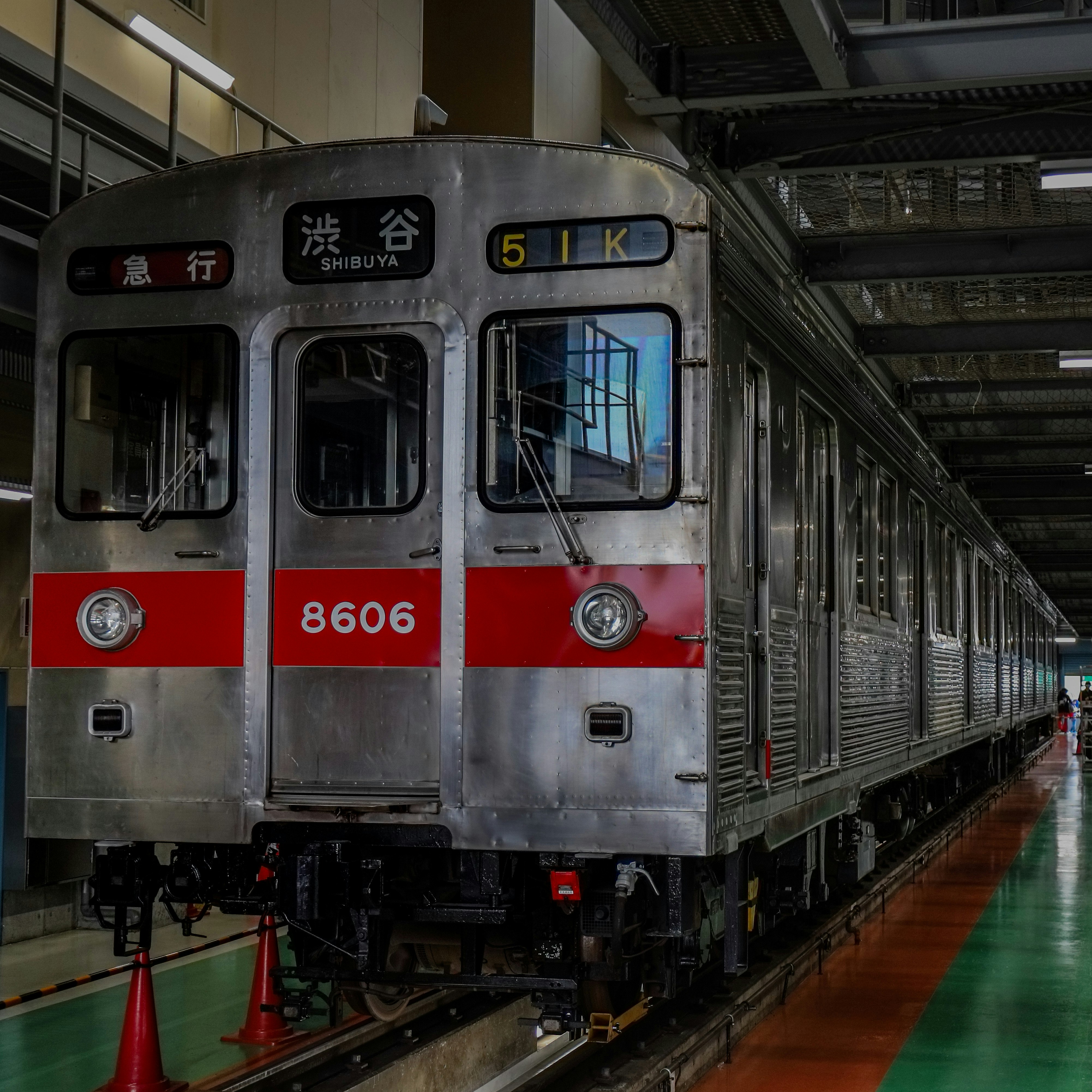 渋谷行き表示の東急8500系電車の先頭車デハ8622
