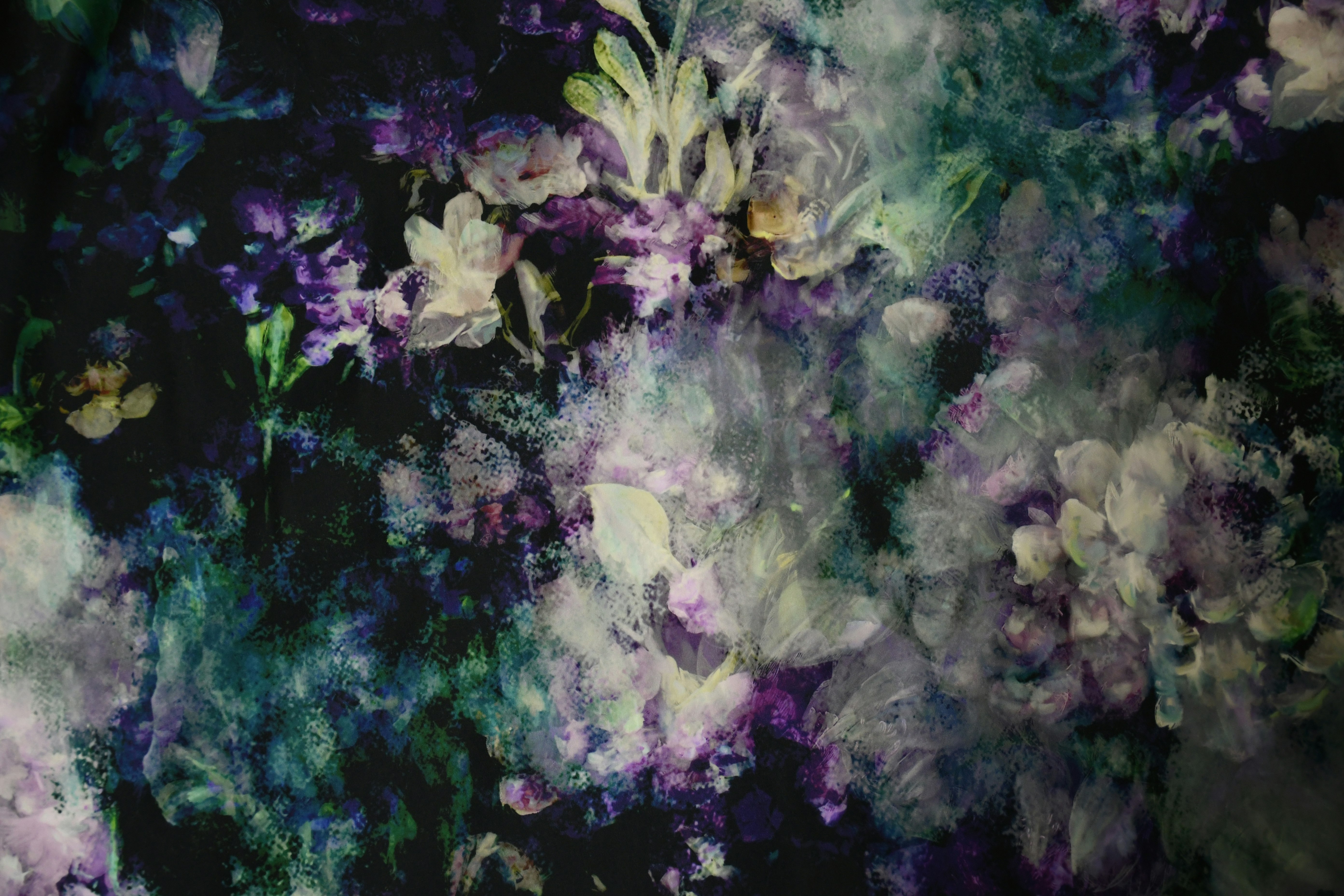紫と白の煙のような抽象的な花びらの混沌