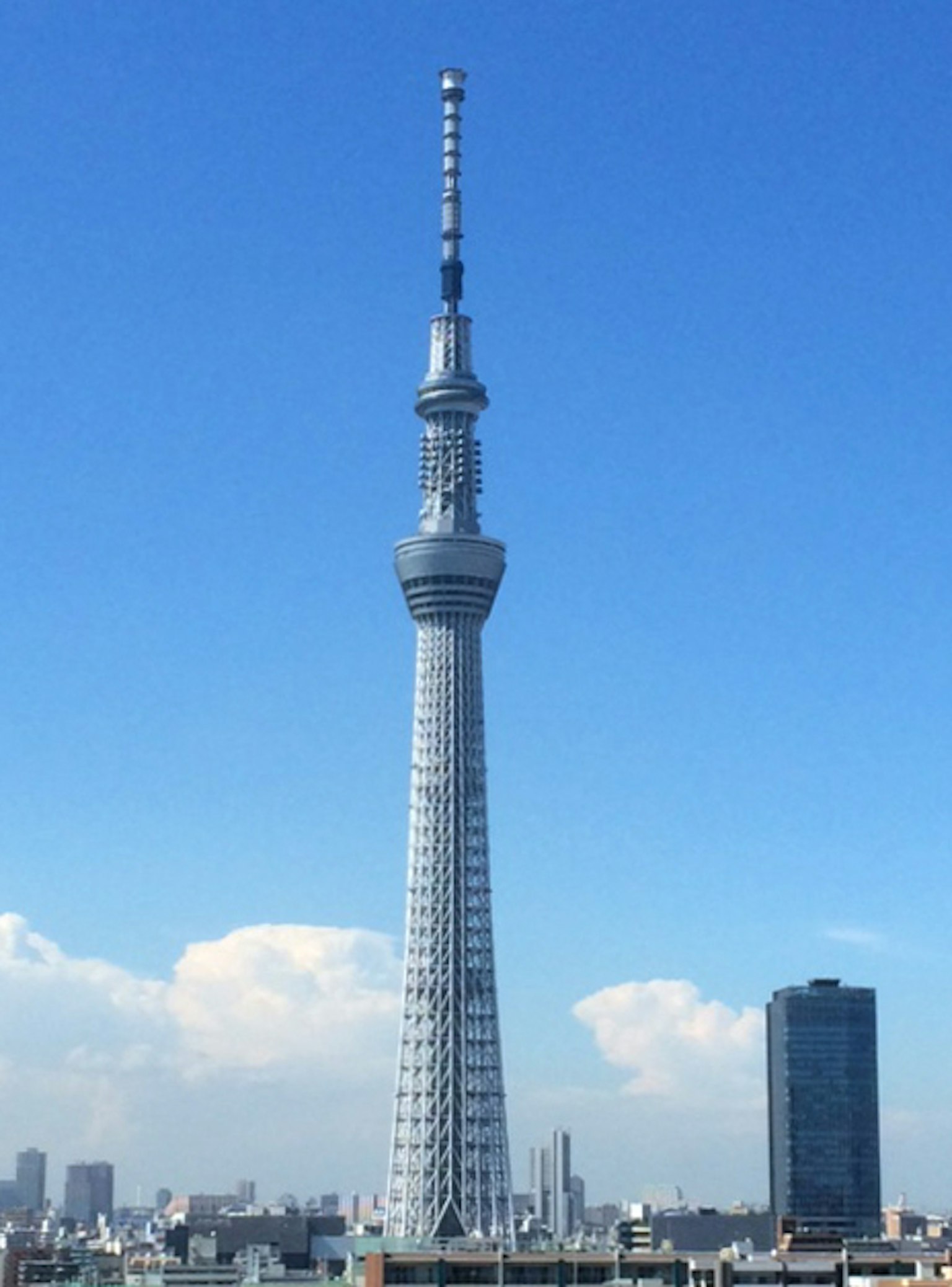 東京晴空下的東京塔高聳入雲