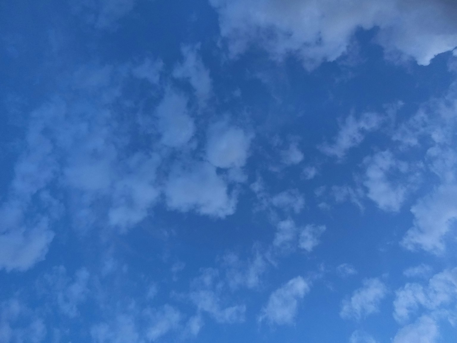 Pemandangan awan putih di langit biru