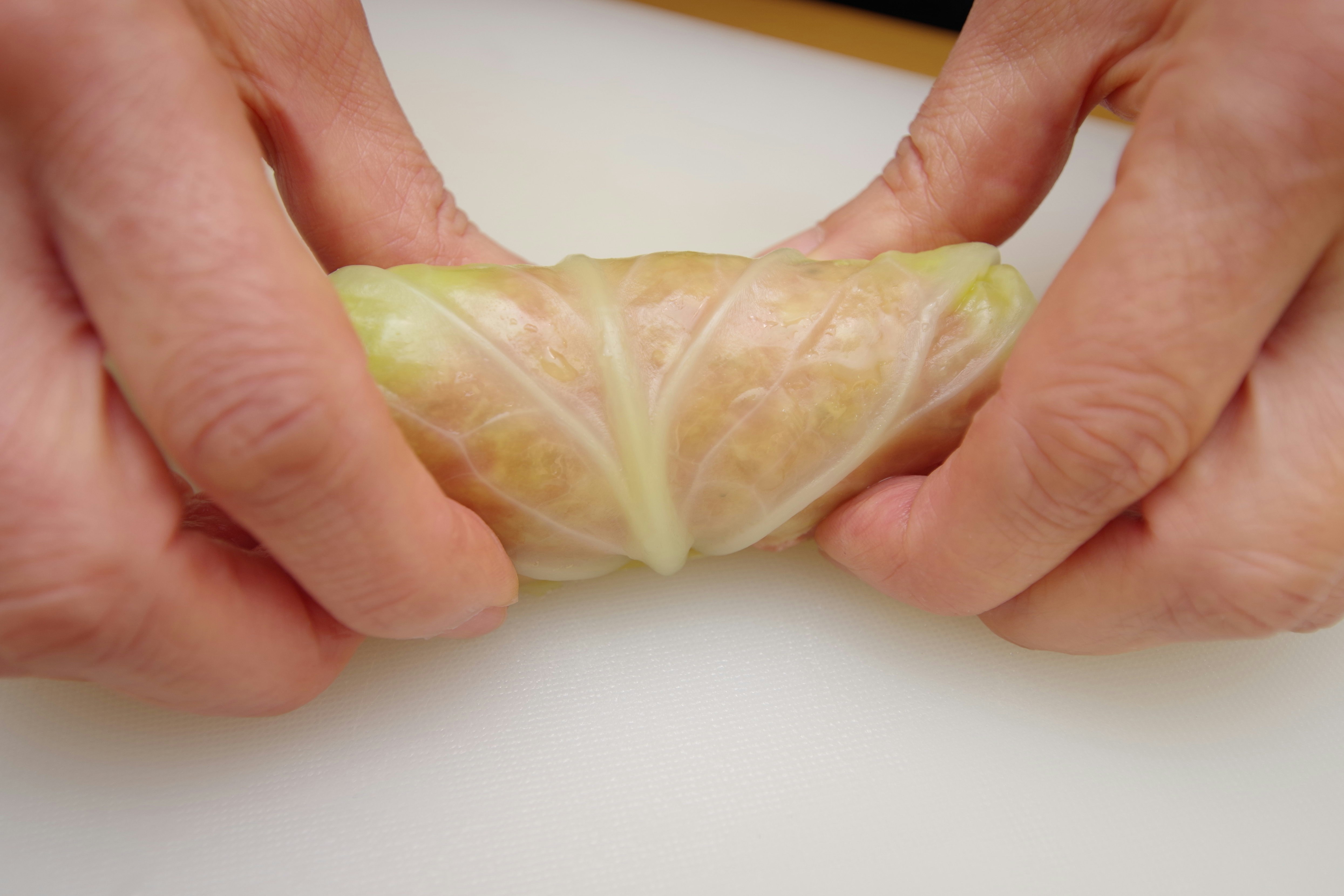 手で包むロールキャベツの下ごしらえ