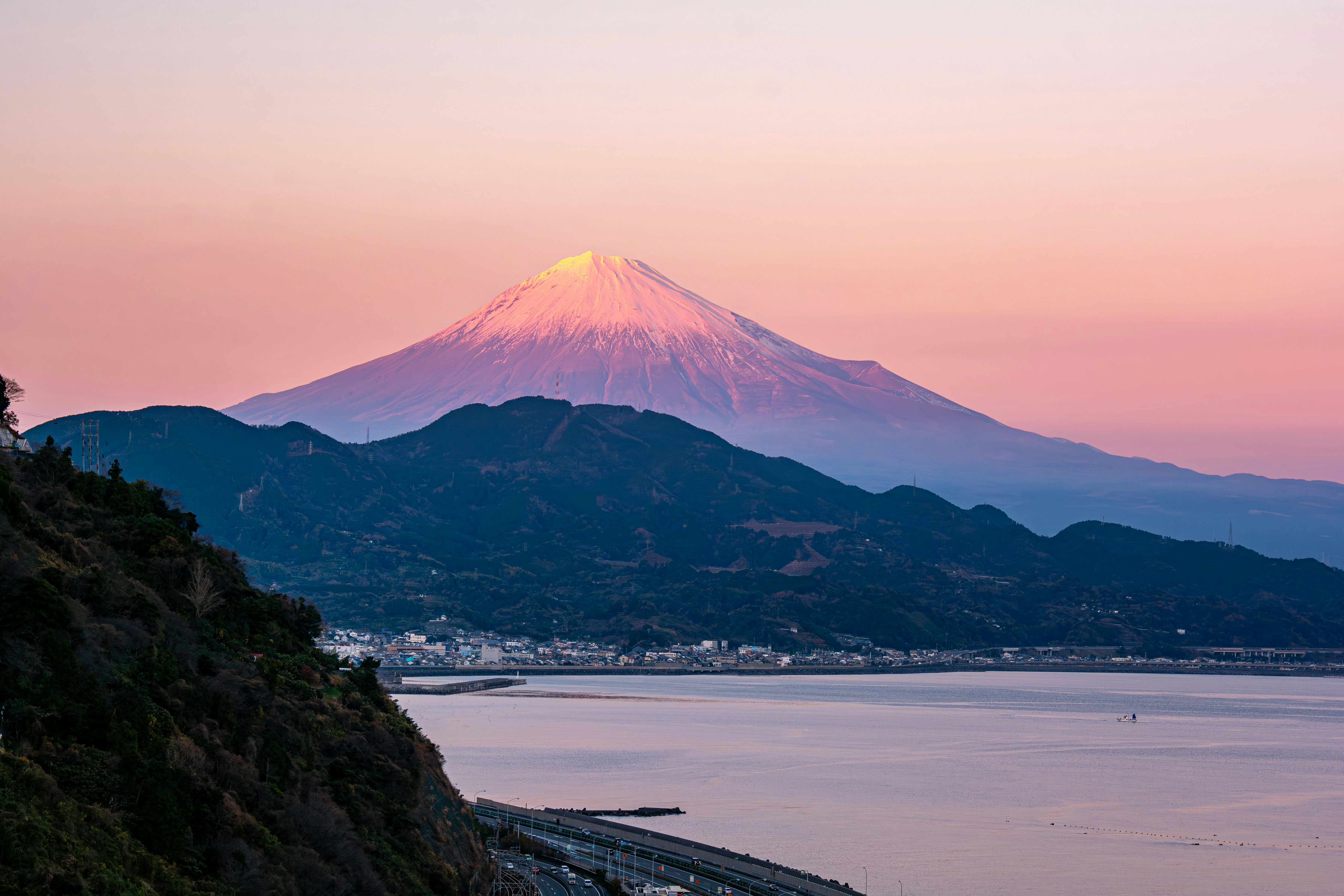 夕暮海岸远眺富士山与红富士夕景
