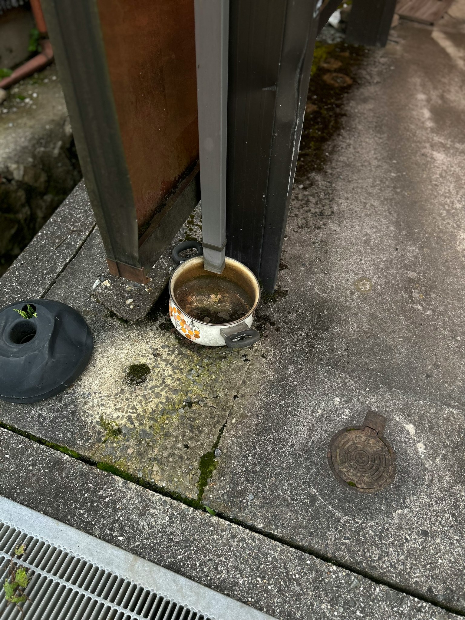 Sortie de drainage sale avec pavé en béton environnant