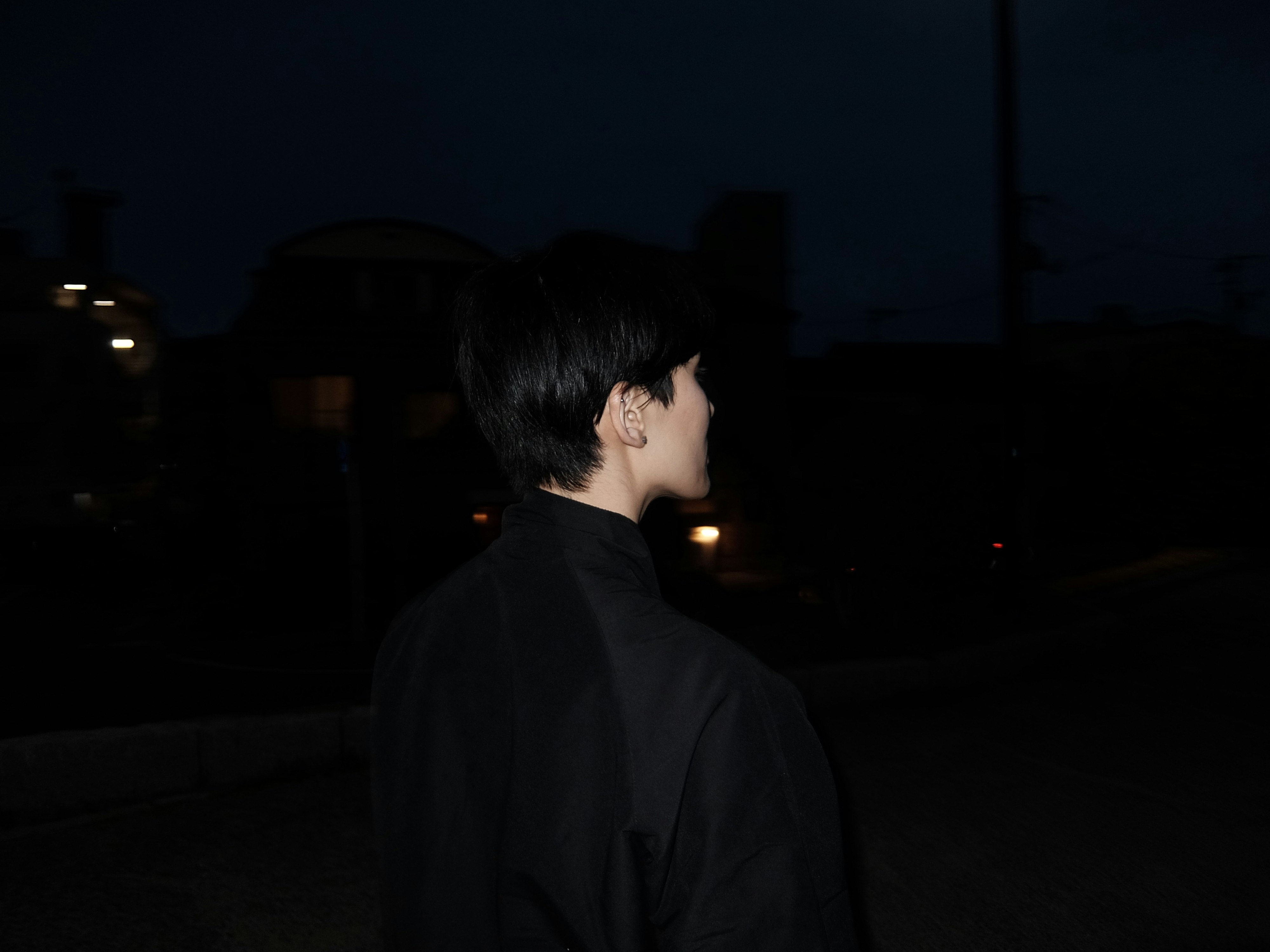 persona de perfil paseando de noche