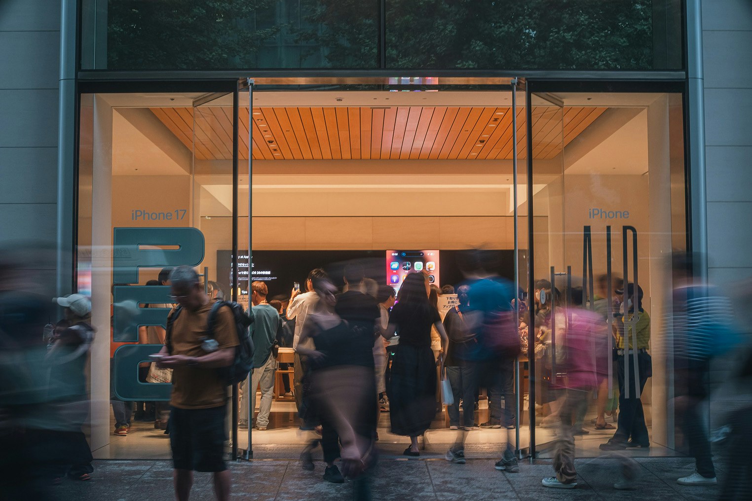 蘋果商店入口處體驗最新 iPhone 的人群