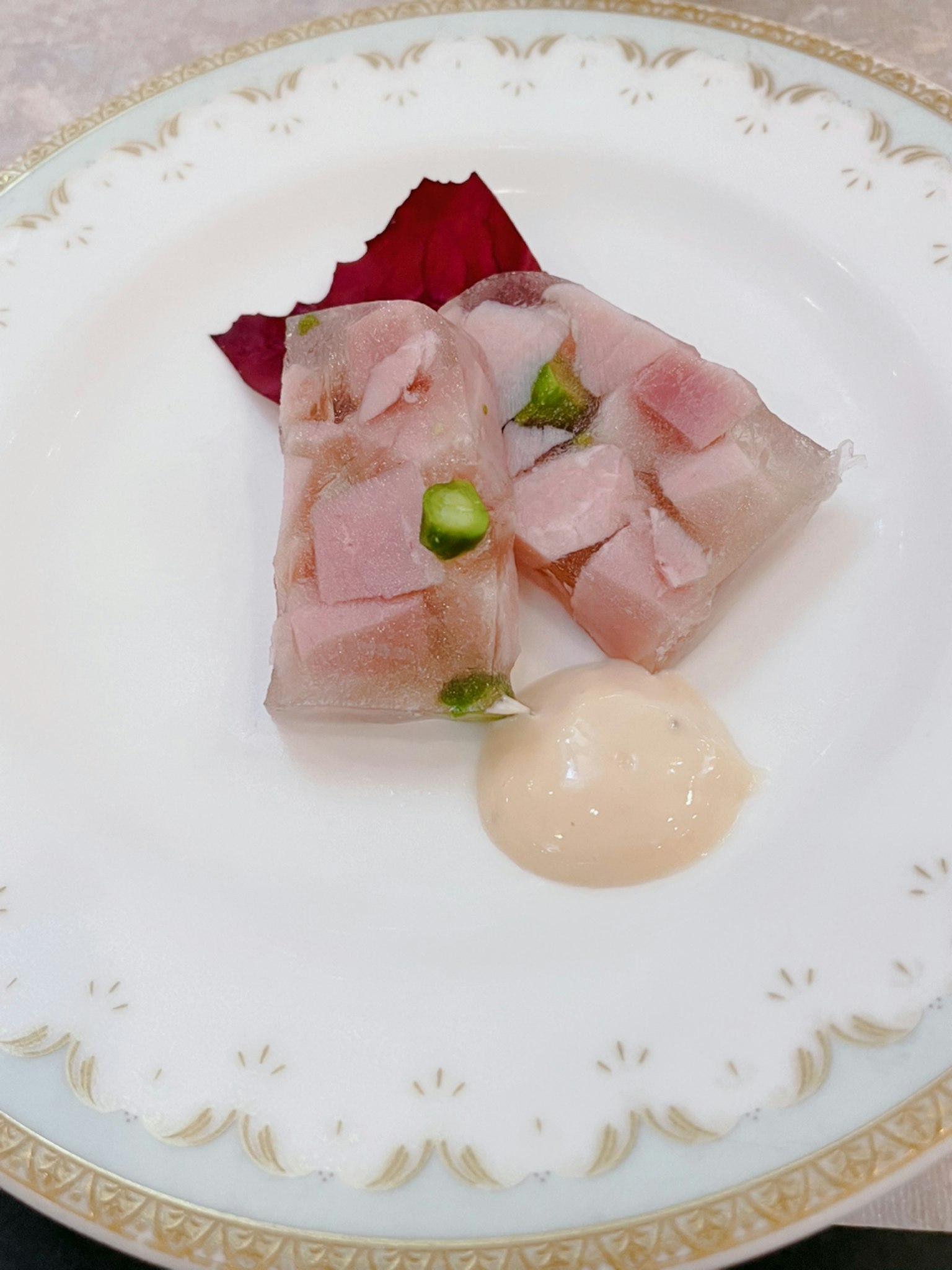 Piring sashimi yang disusun indah dengan saus krim